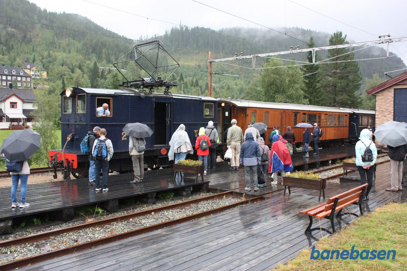 Gæsterne er ved at samle sig i regnvejret ude på perronen, dagens særtog triller til perron
