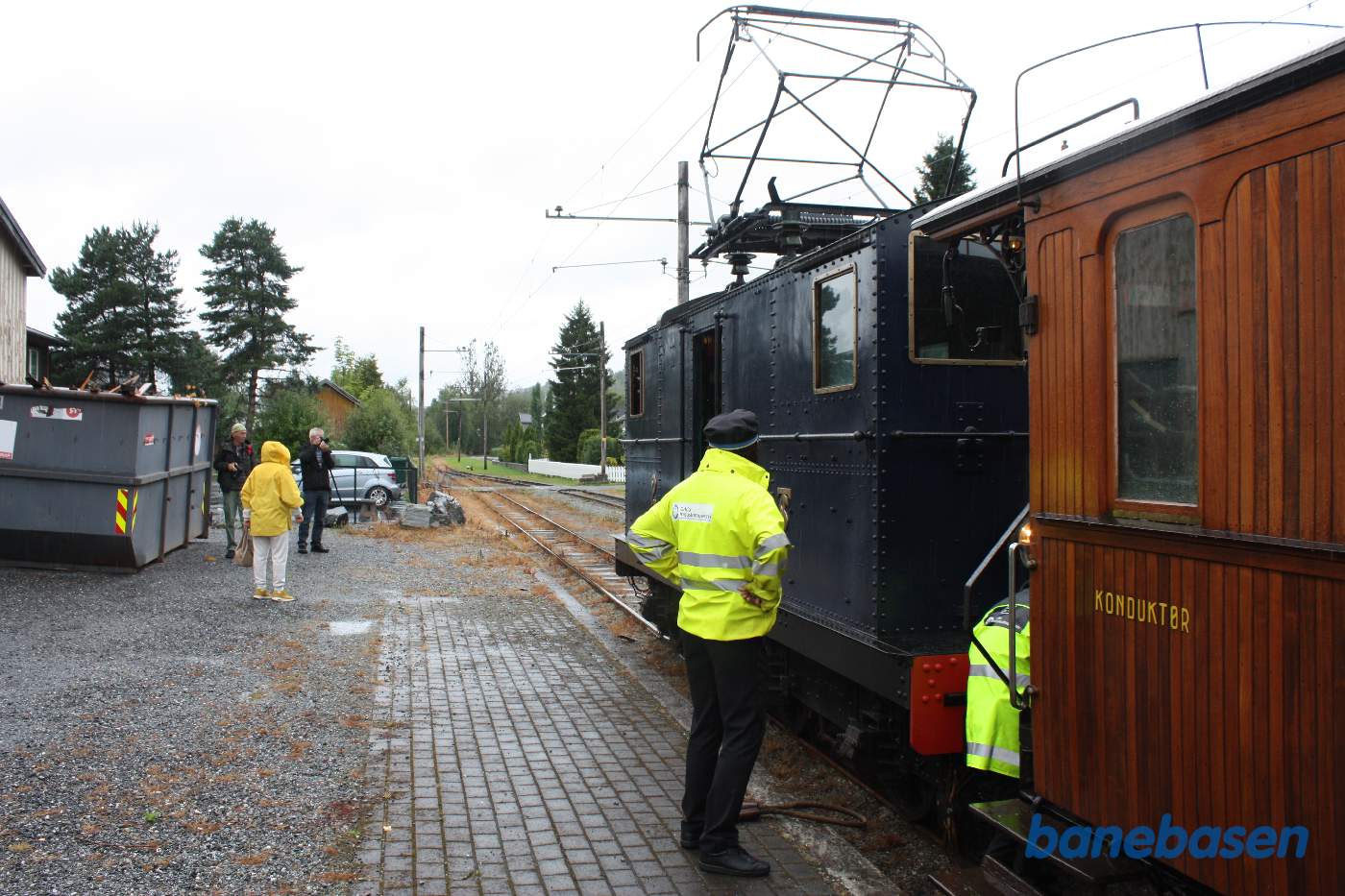 Særtoget er ankommet til endestationen og lokomotivet kobles af