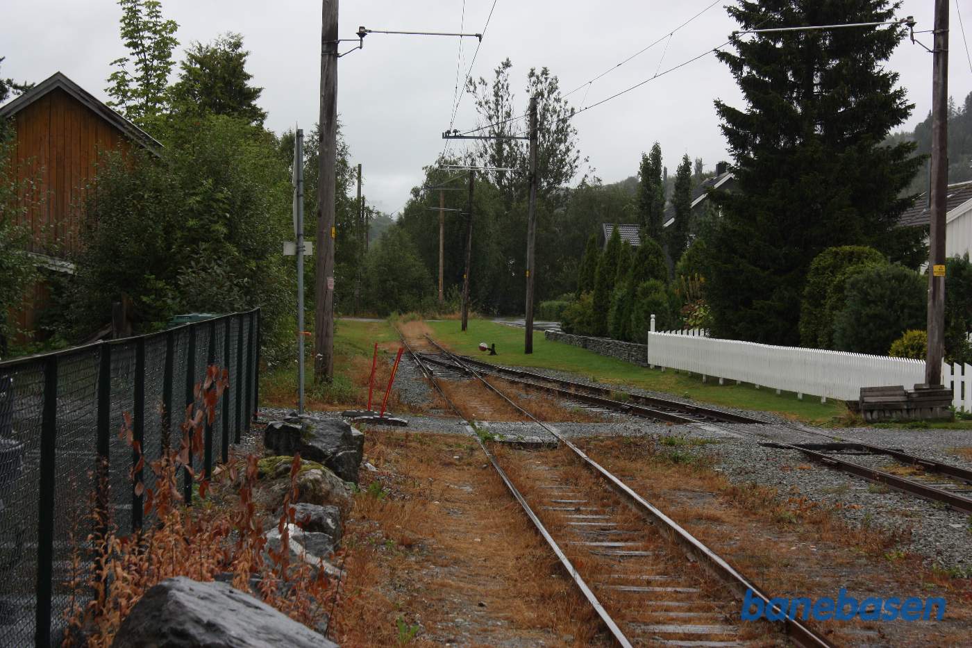 Her ender banen, den fortsatte i sin tid ned gennem byen og ud til Thamshavn