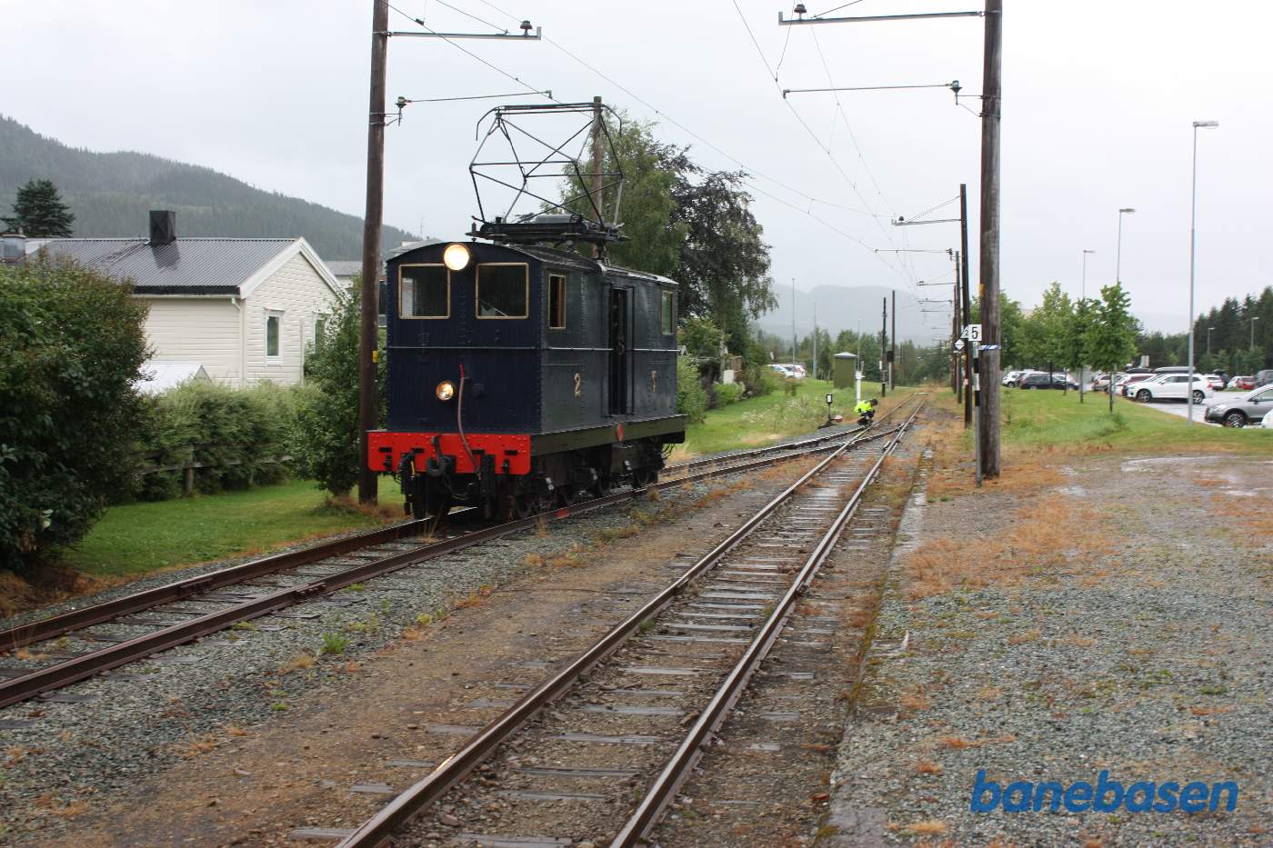 Lokomotivet omløber vognene, rangisten i gang med at låse sporskiftet op