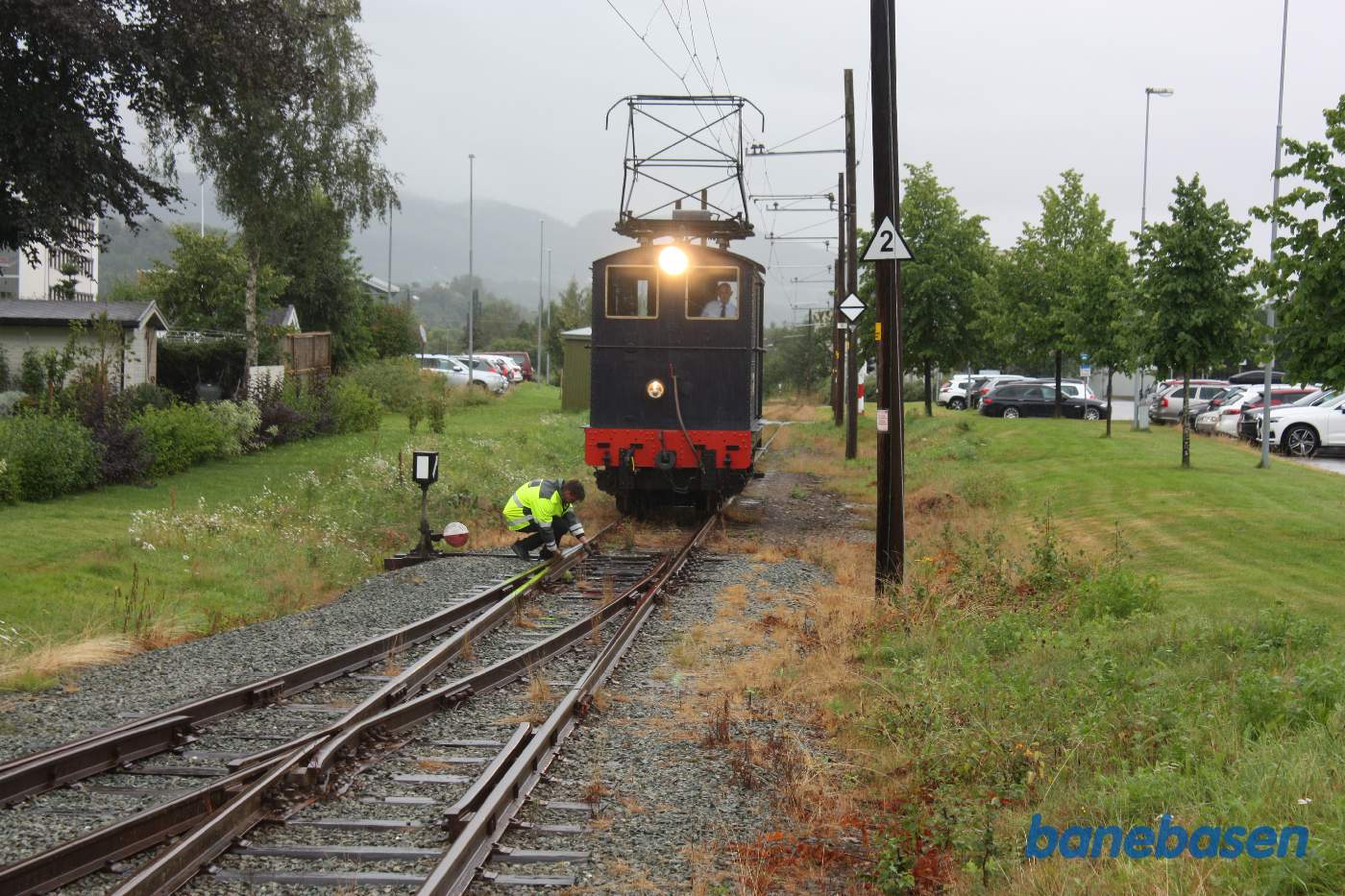 Lokomotivet omløber vognene, rangisten i gang med at aflåse sporskiftet i ret stilling