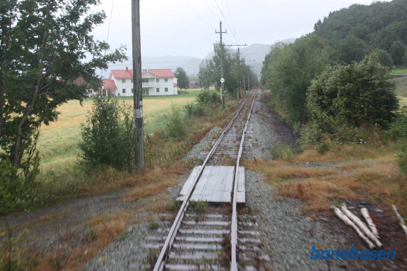 Et bagskud fra bagerste endeperron, et sted på strækningen mellem Bårdshaug og Svorkmo