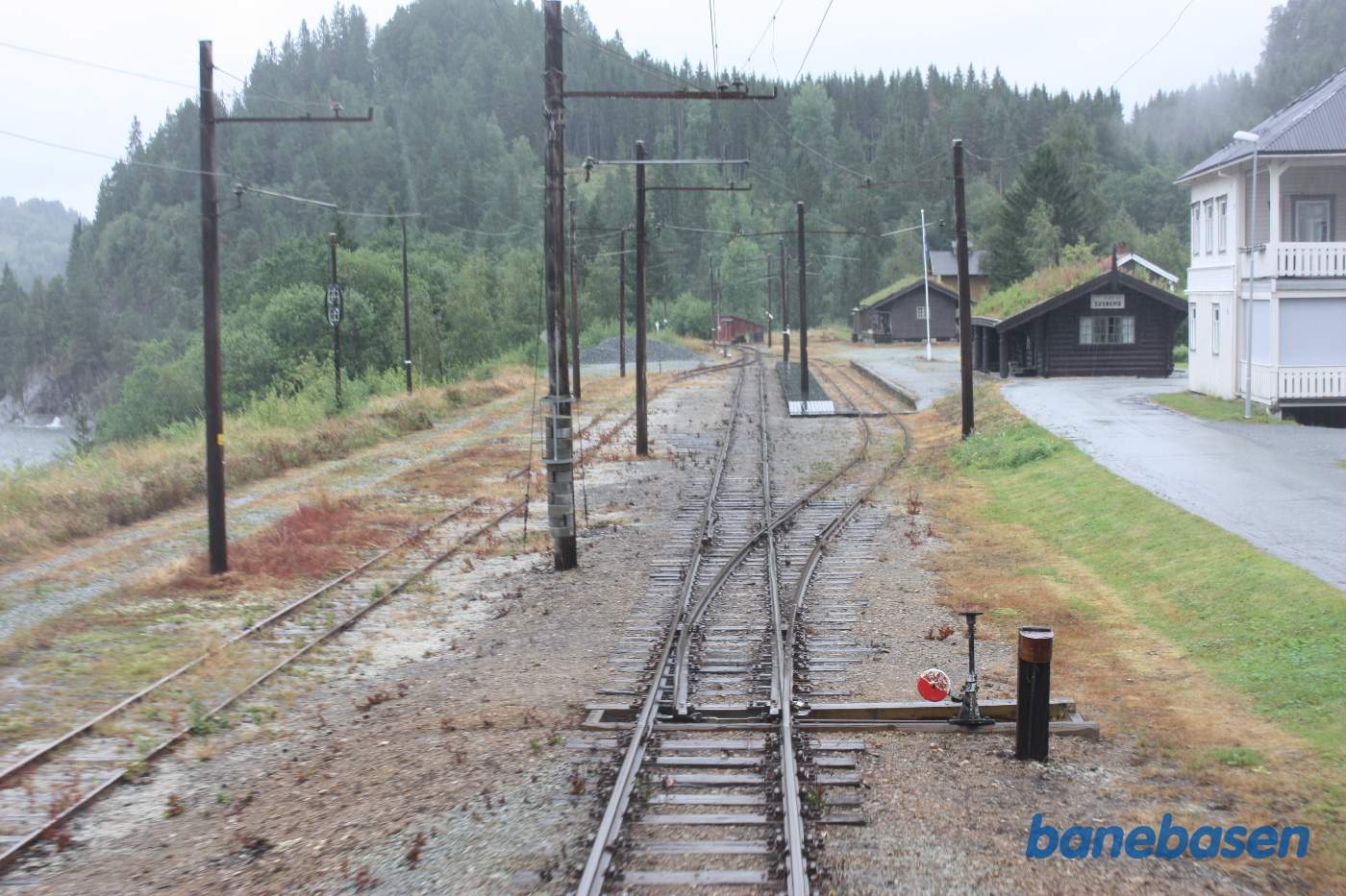 Et bagskud fra bagerste endeperron mens toget suser gennem Svorkmo station