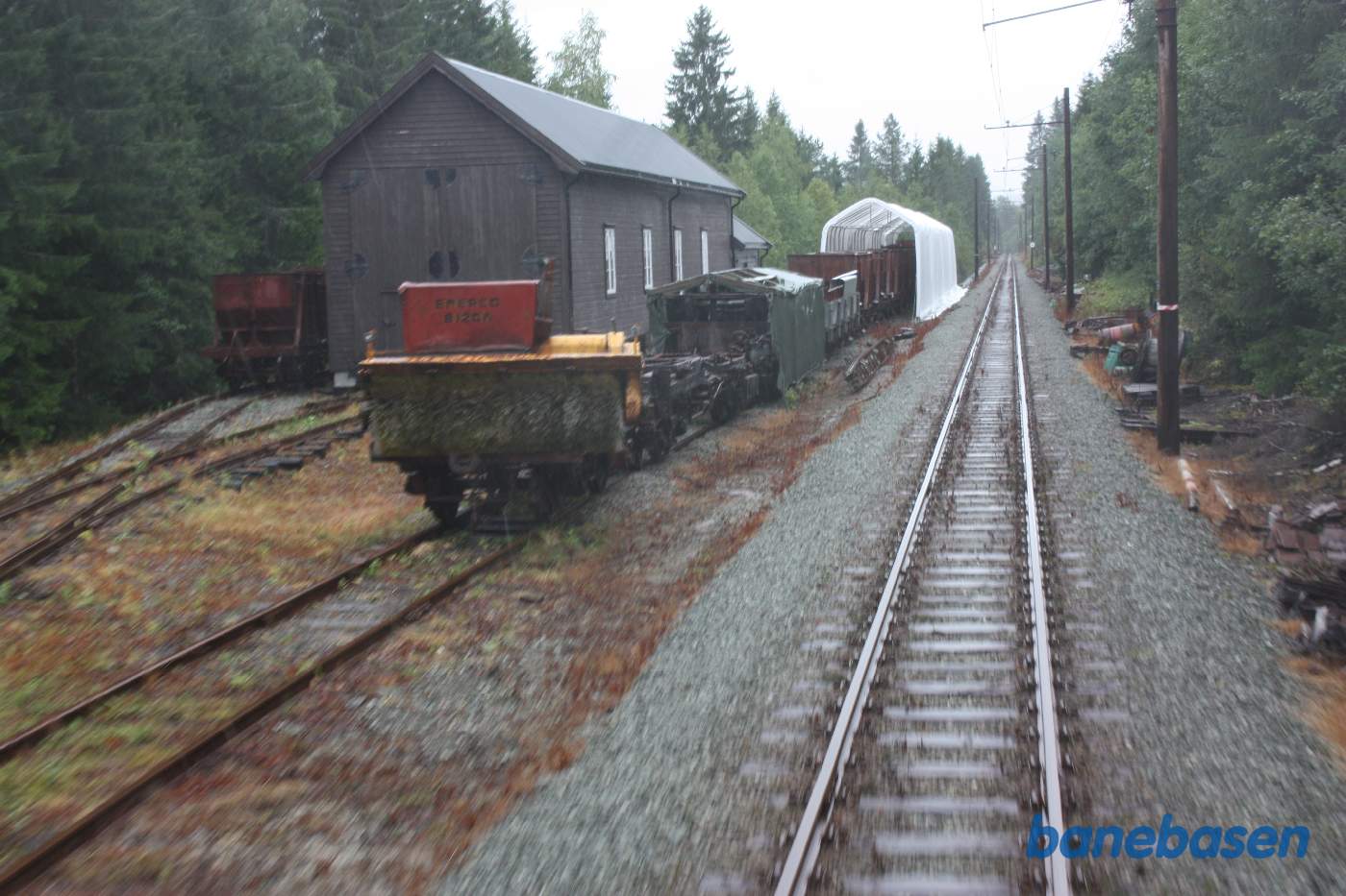 Et bagskud fra bagerste endeperron, et sted på strækningen mellem Svorkmo og Løkken Værk, her en presenningshal og remisebygning til venstre