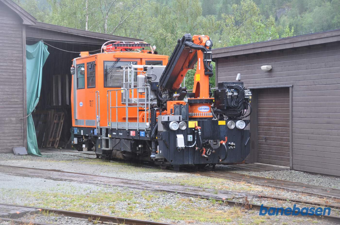 En moderne trolje med kran udenfor remisen