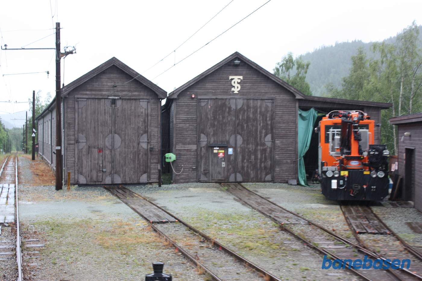 Billede af de 2 remiser, troljen og troljeskuret. Hovedsporet til Thamshavn ses til venstre