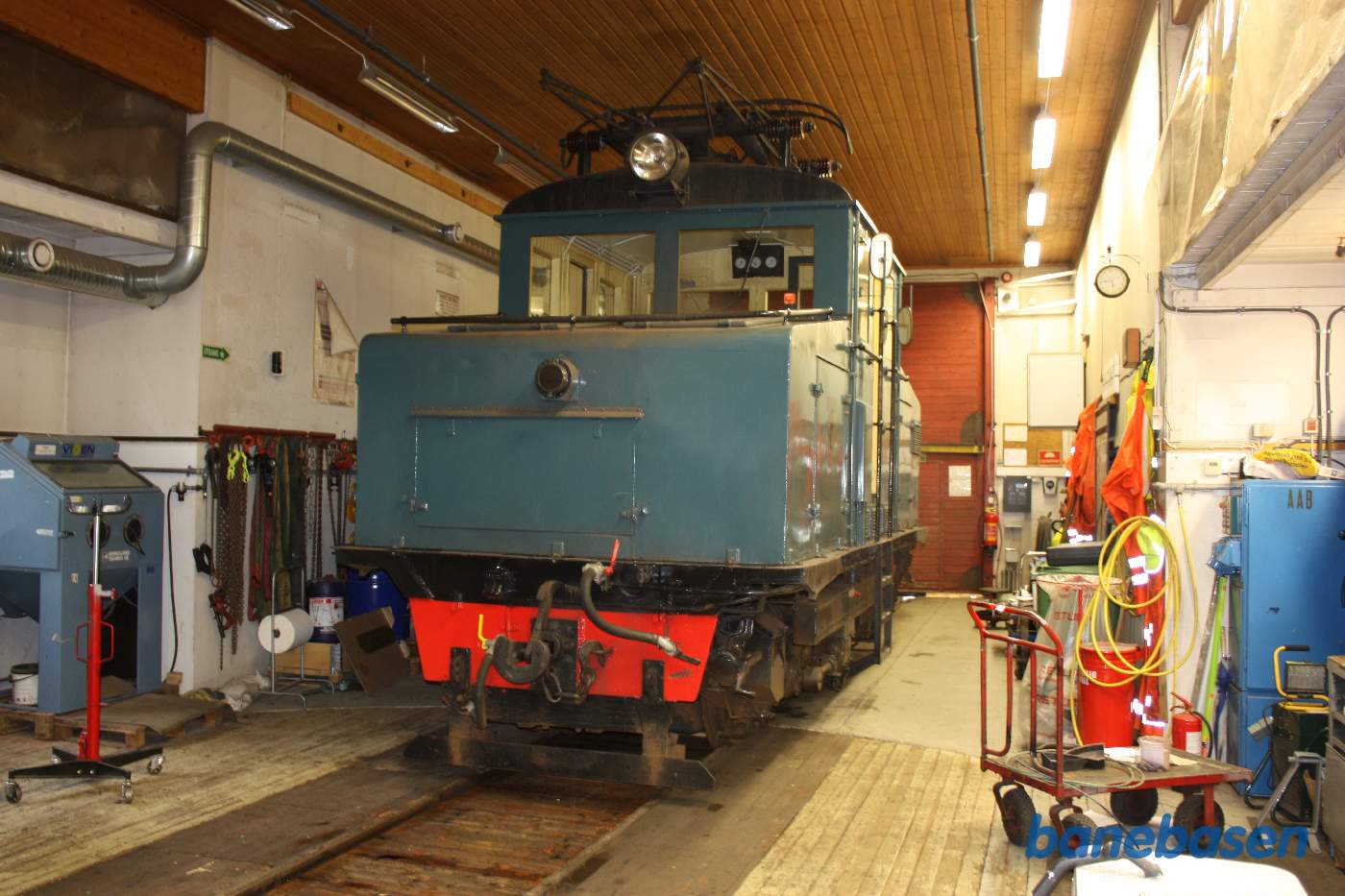 Et blåt elektrisk lokomotiv i værkstedet