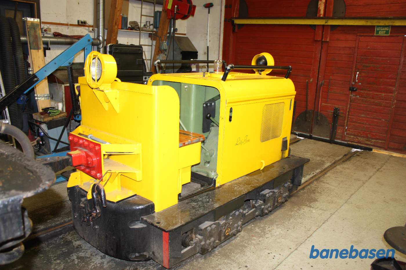 Et lille gult rangerlokomotiv i værkstedet