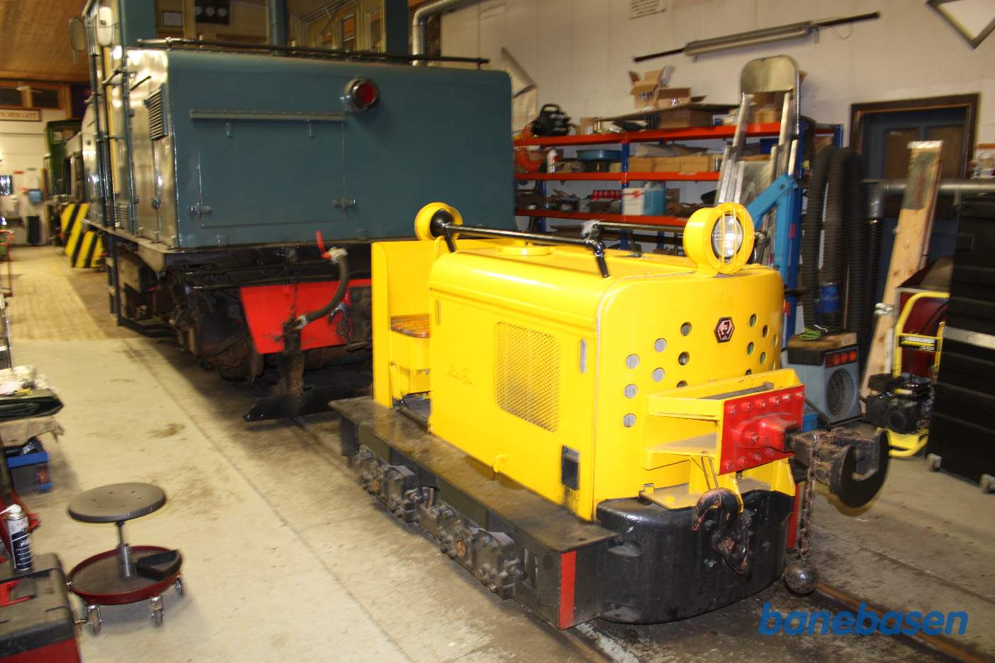 Et lille gult rangerlokomotiv i værkstedet