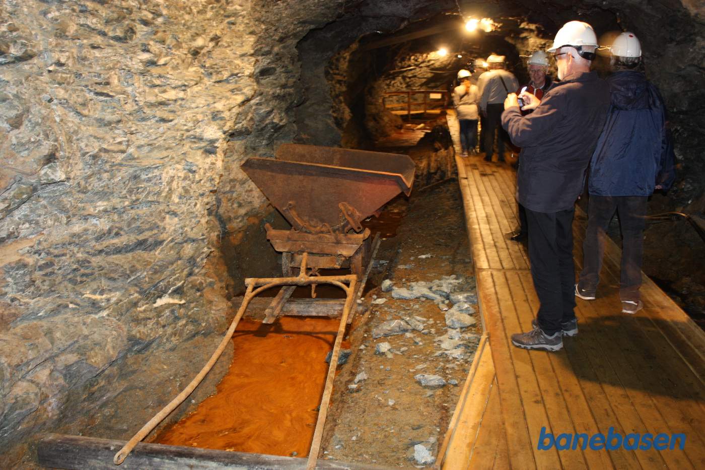 Vi er inde i minen og kigger på de små tipvogne der blev brugt til at køre malm og sten ud af minen