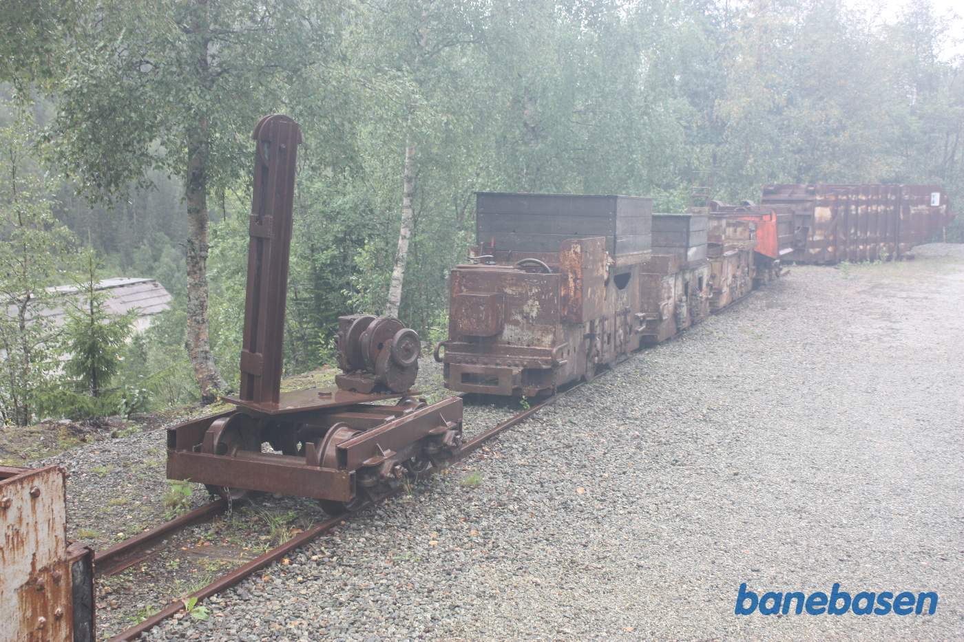 Udenfor minen står de rustne rester af motorlokomotiverne der blev anvendt inde i minen