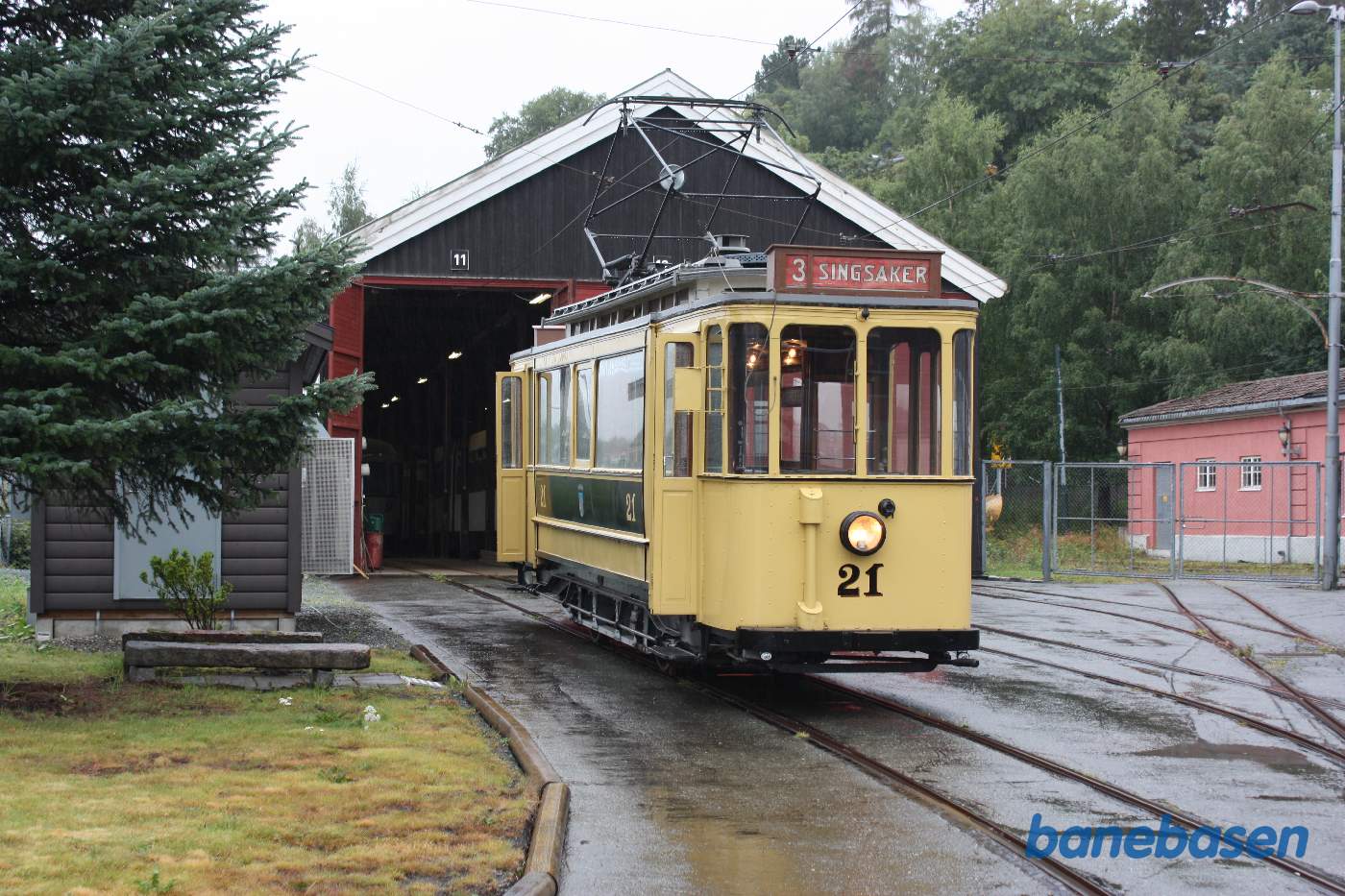 Sporvejsmuseet har kørt vogn 21 udenfor remisen