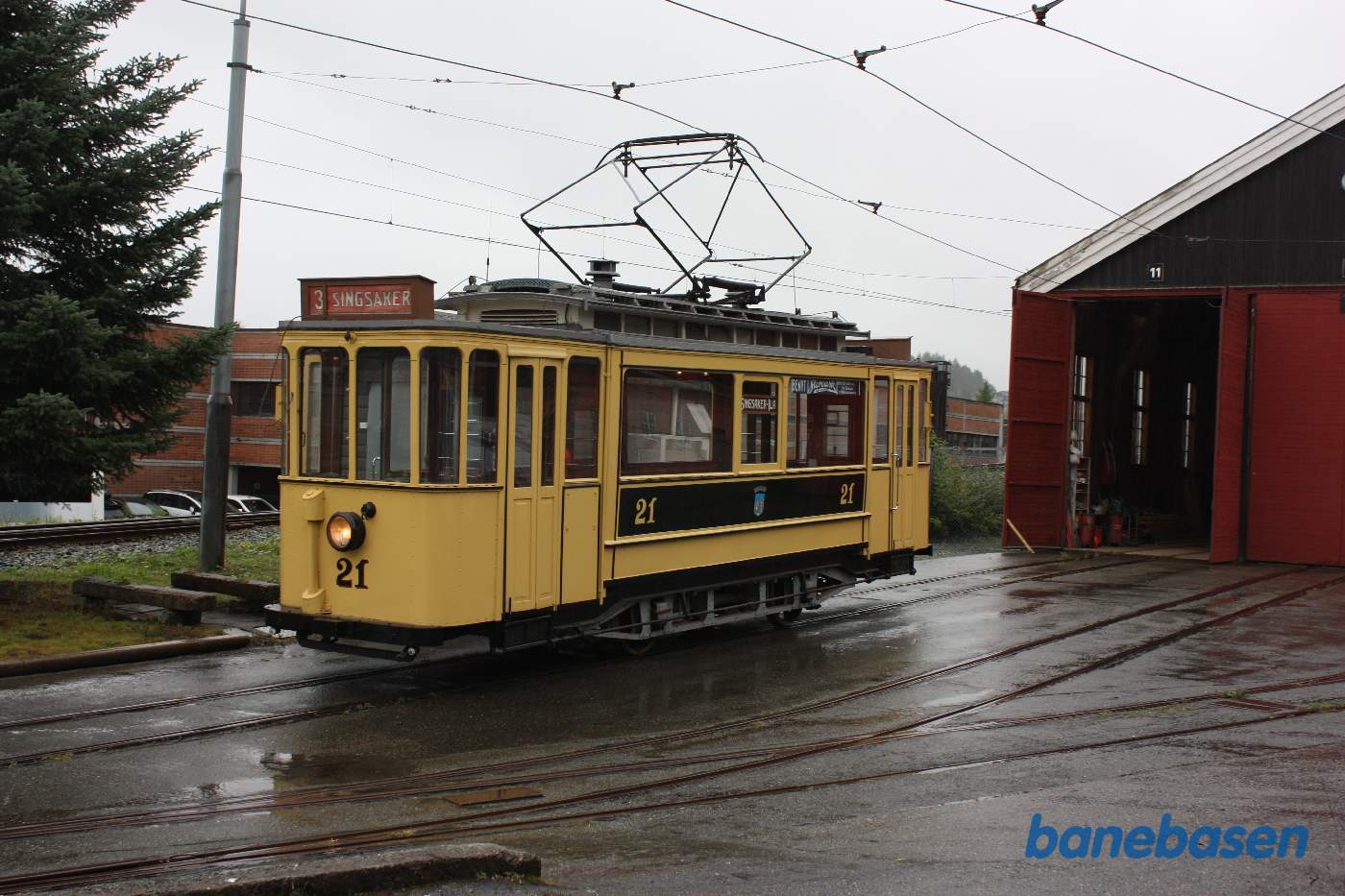 Sporvejsmuseet har kørt vogn 21 udenfor remisen