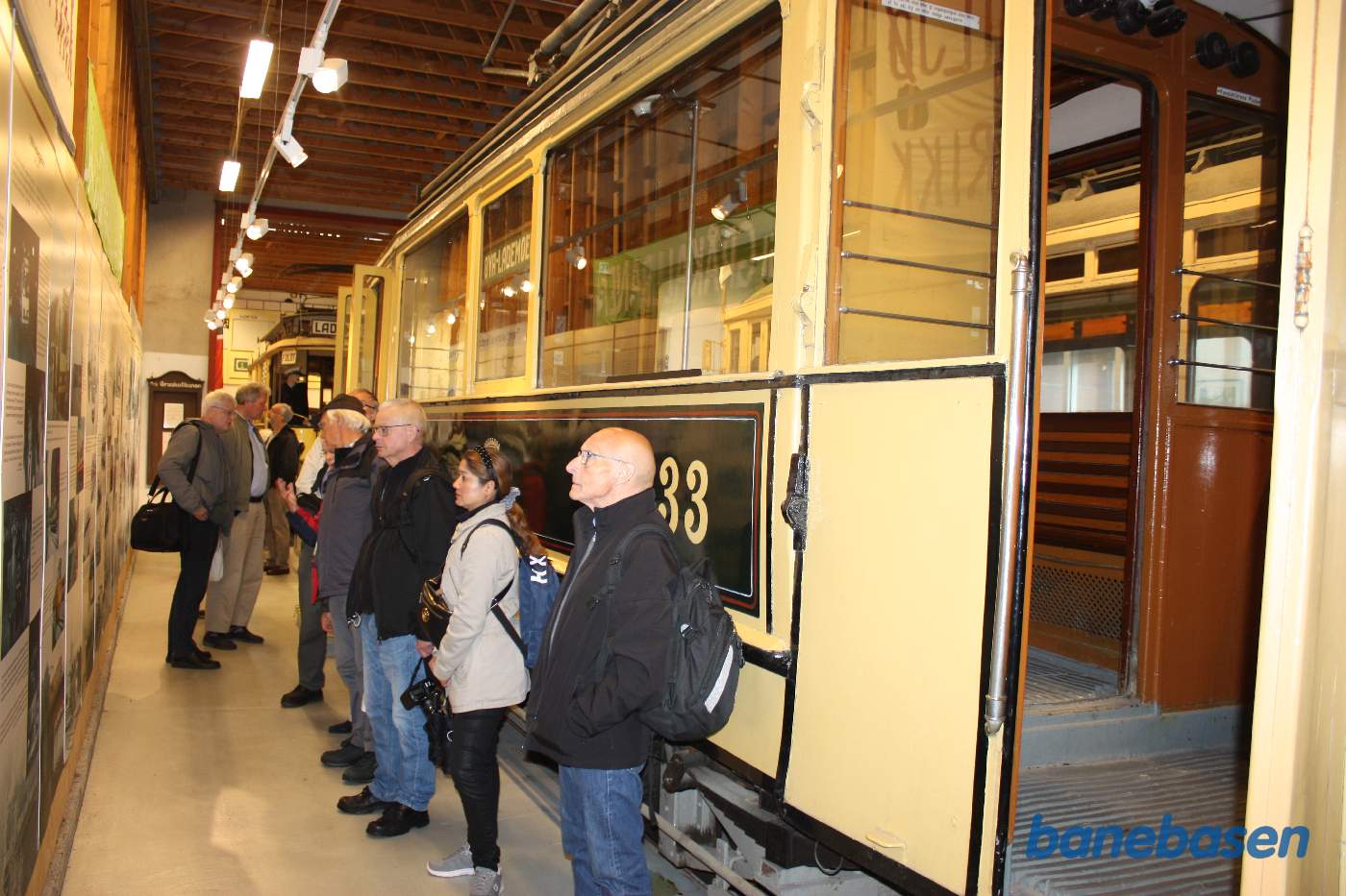 Gæsterne står og kigger på billeder og tekst