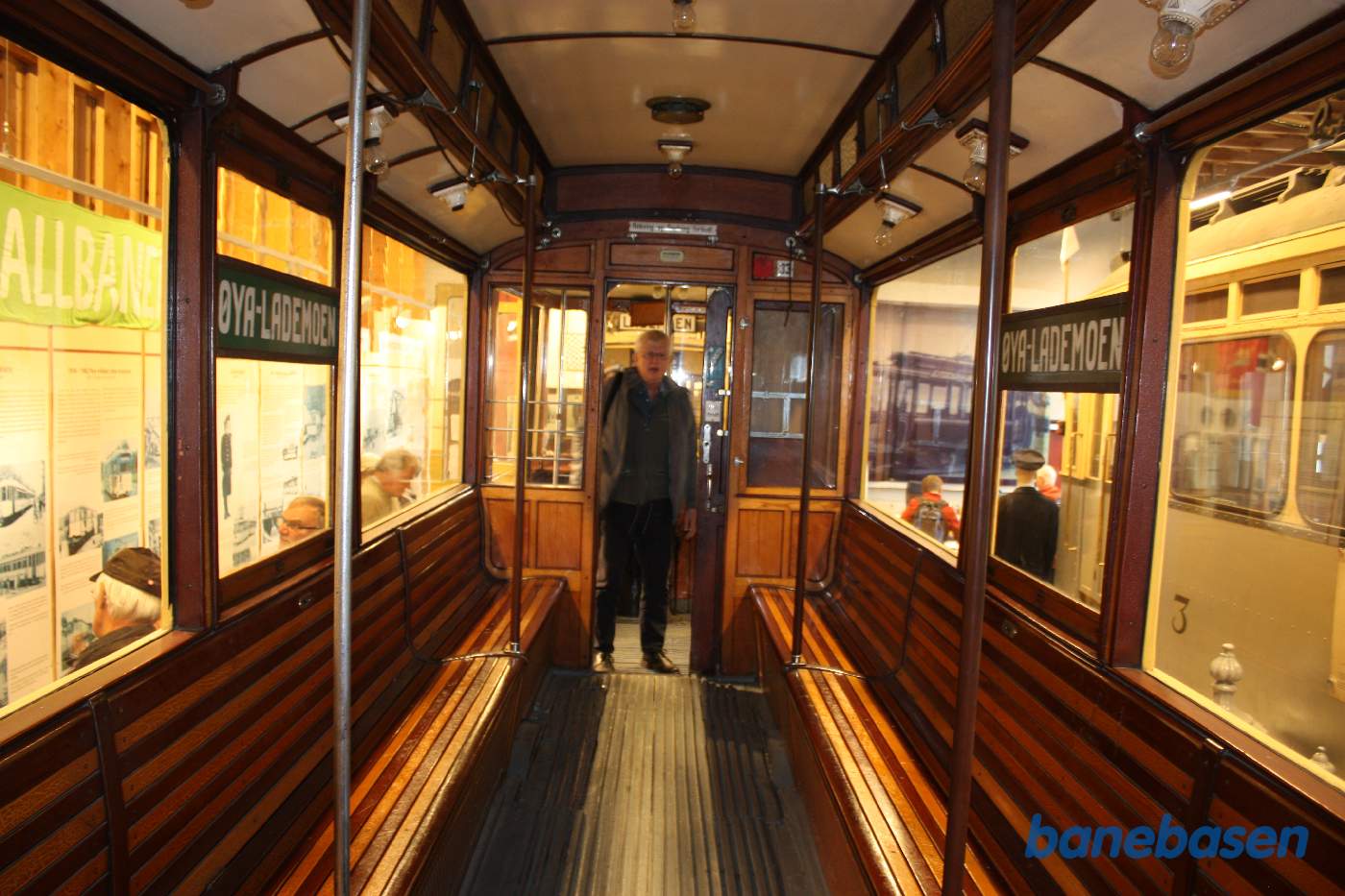 Et billede inde i den gamle sporvogn