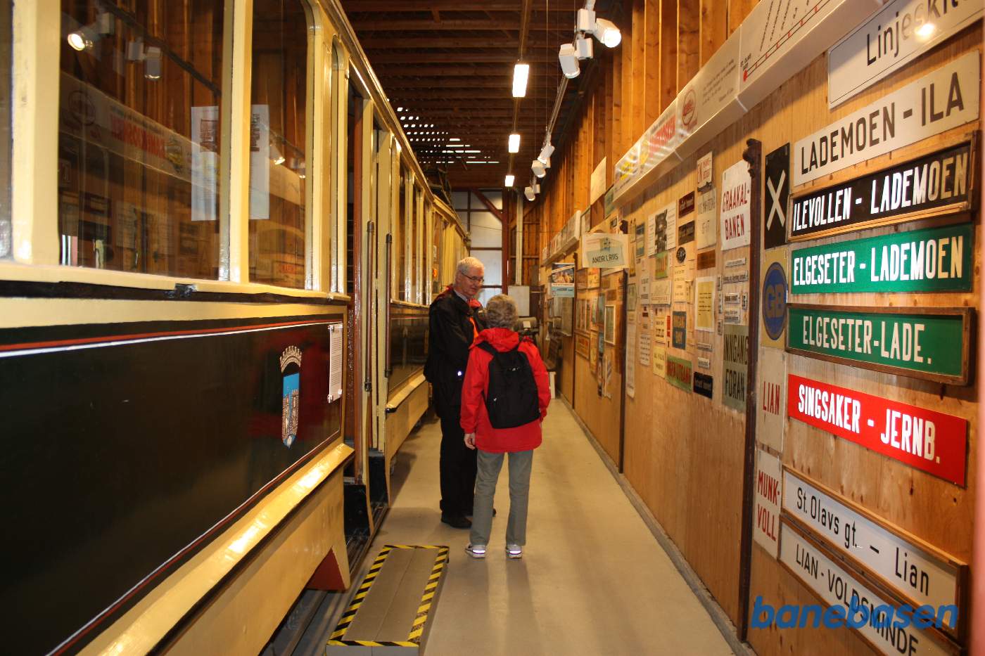 Et billede ned langs væggen med skilte