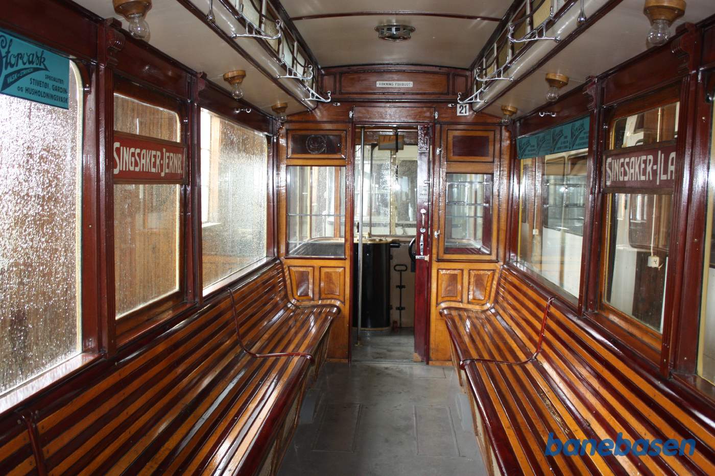 Et billede inde i den gamle sporvogn