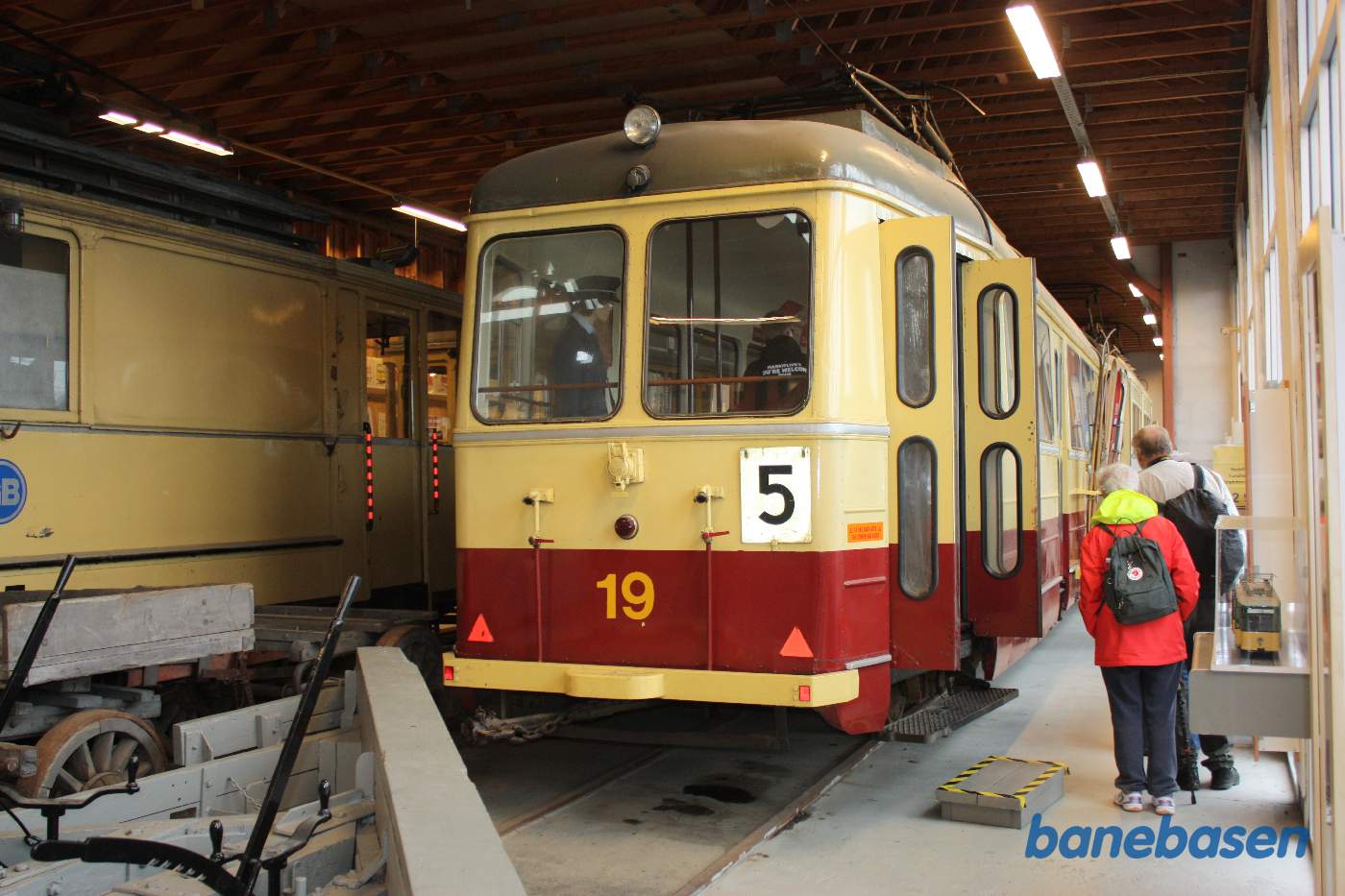 En sporvogn med holder for ski ses midt på vognen