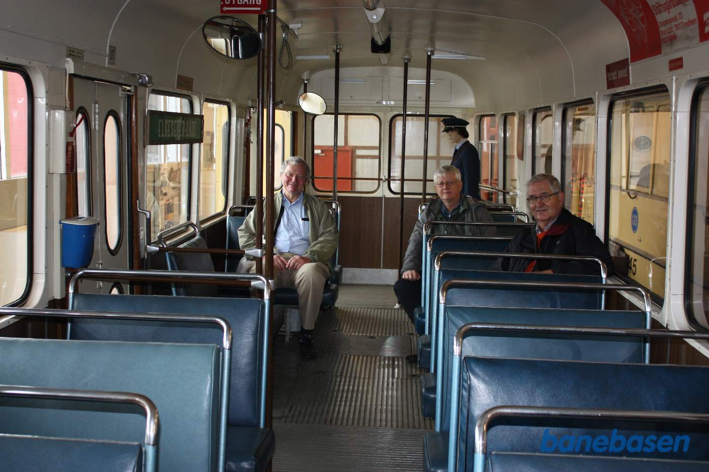 Et billede inde i en nyere sporvogn