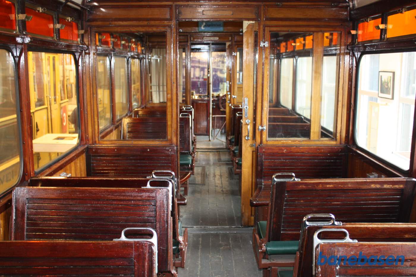 Et billede inde i den ældre sporvogn