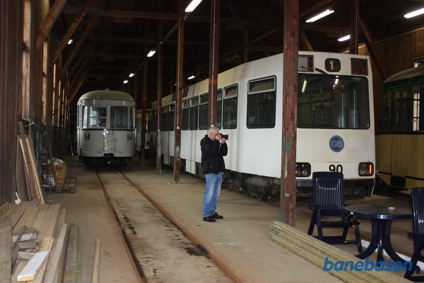 I remisen står flere sporvogne