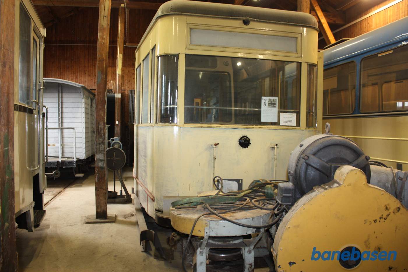 I remisen står flere sporvogne og andet grej