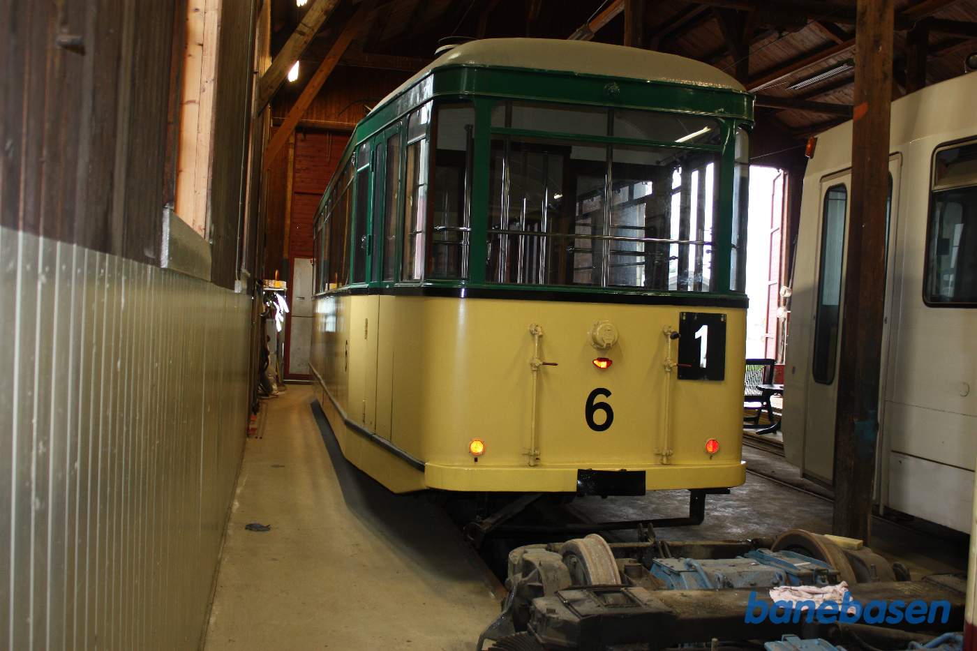 I remisen står flere sporvogne