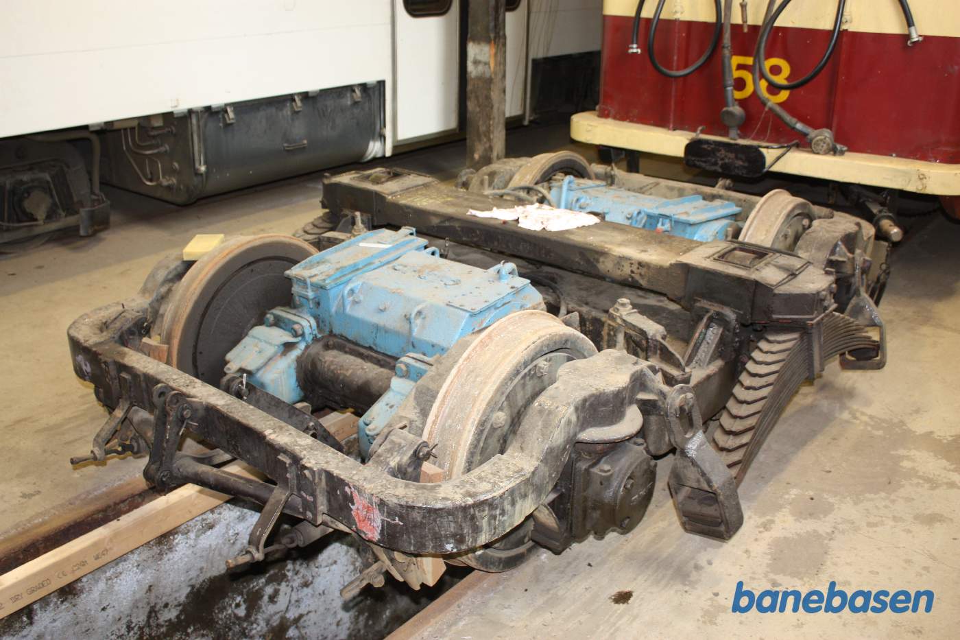 Motorbogie til en sporvogn, banemotorerne er malet lyseblå