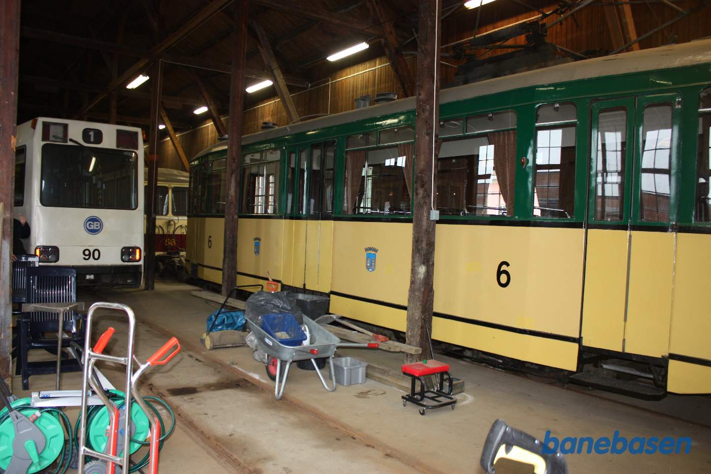 I remisen står flere sporvogne og andet grej