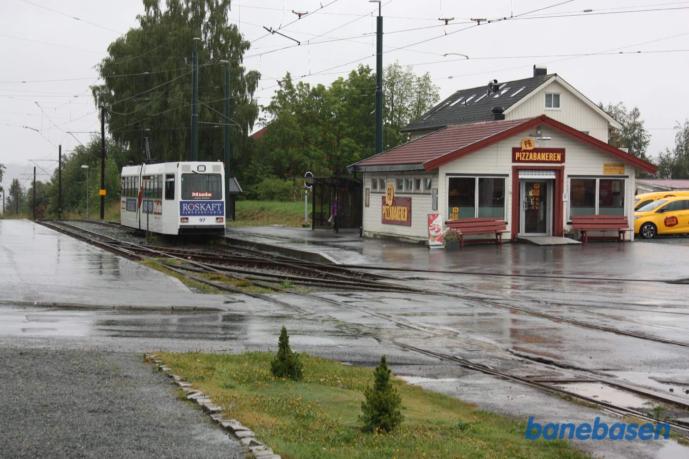 En ordinær sporvogn ved stoppestedet ud for sporvejsmuseet og sporvejsremisen