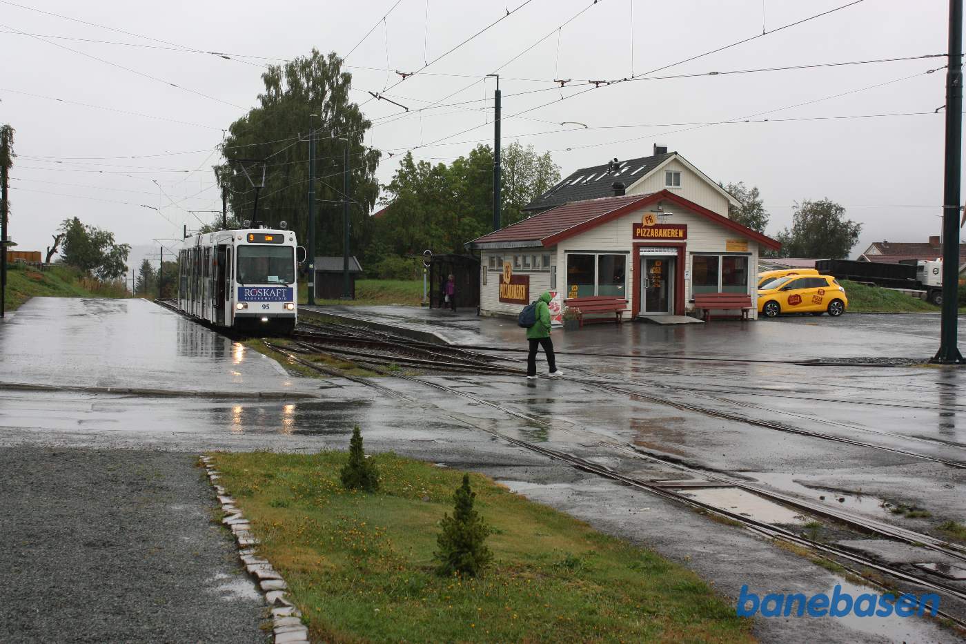 En ordinær sporvogn ved stoppestedet ud for sporvejsmuseet og sporvejsremisen