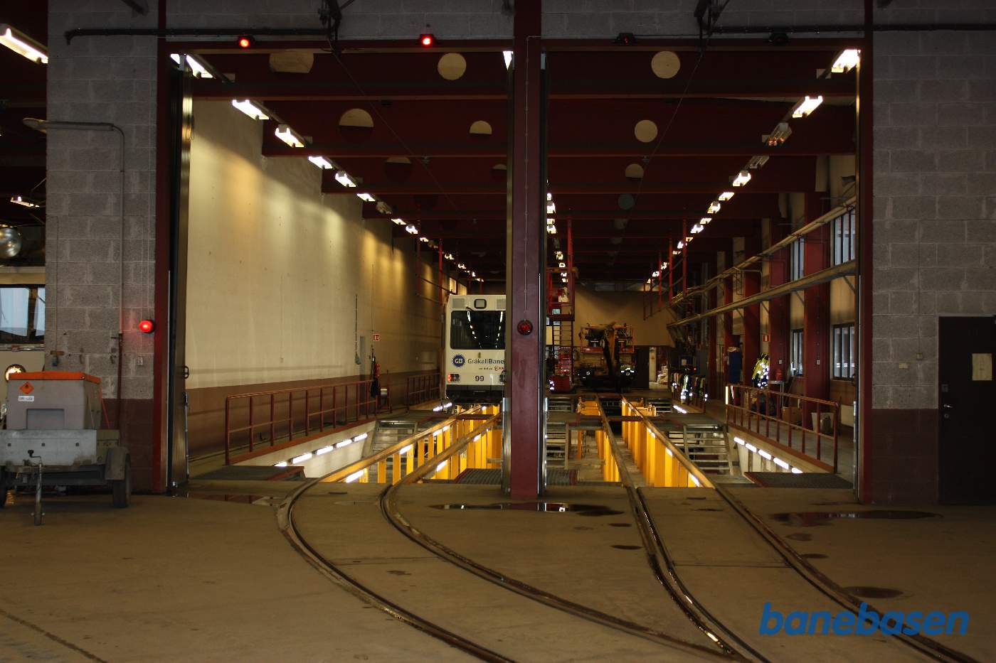 Vi er inde i sporvejsremisen og kigger på det moderne værksted