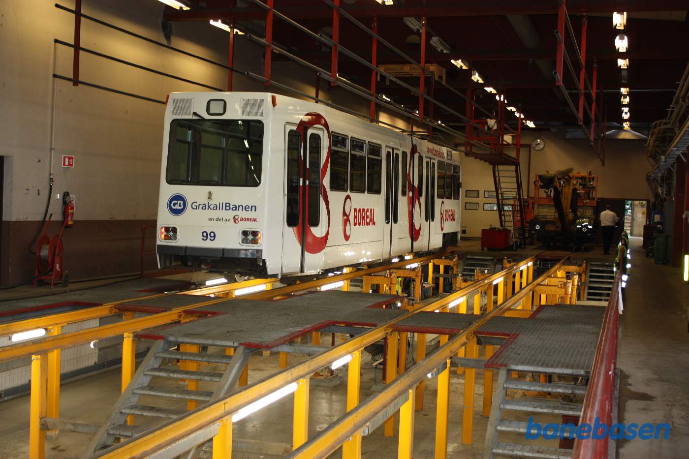 Når sporene står på søjler, er det nemt at komme til både under sporvognen samt fra siderne