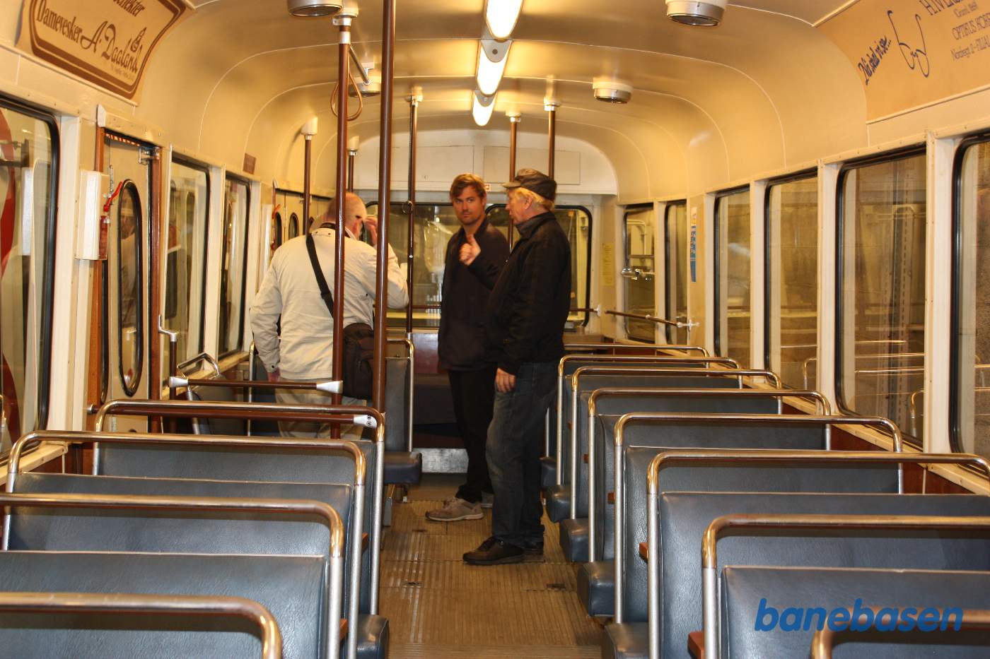 Vi er inde i en af de lidt ældre sporvogne