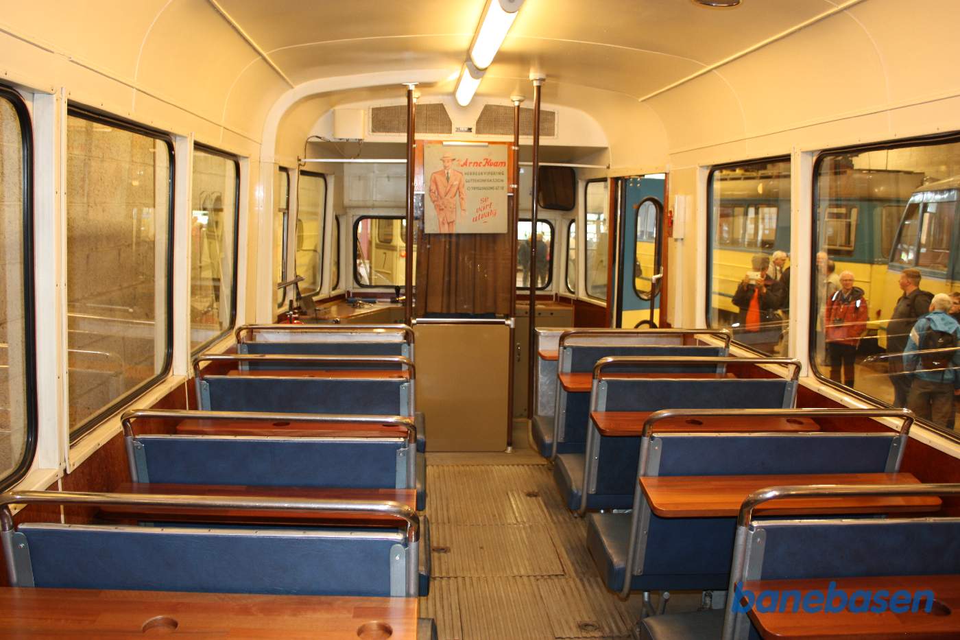 Vi er inde i en af de lidt ældre sporvogne der er forberedt for servering under kørslen