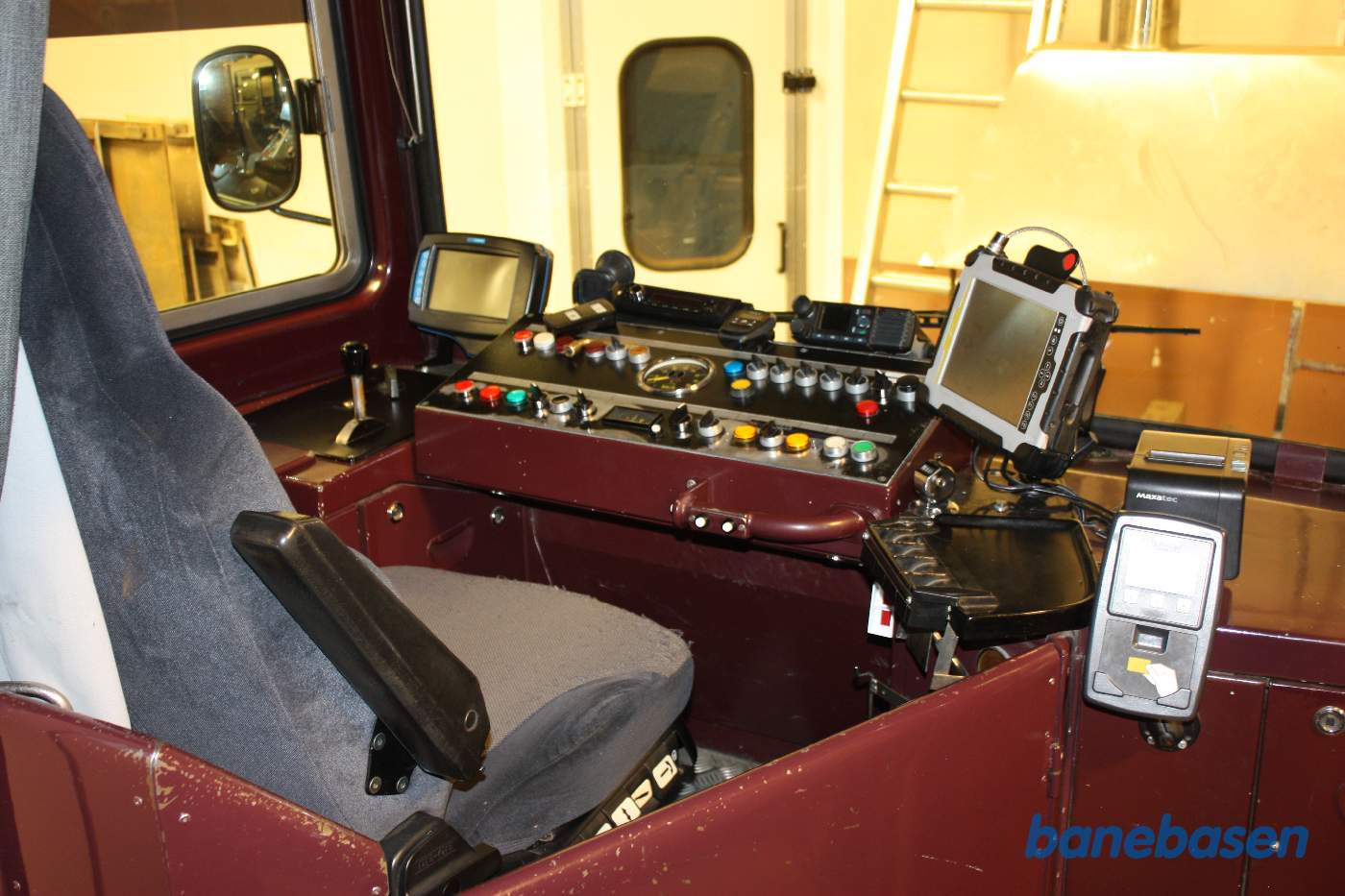 Førerpladsen i sporvognen med moderne skærme