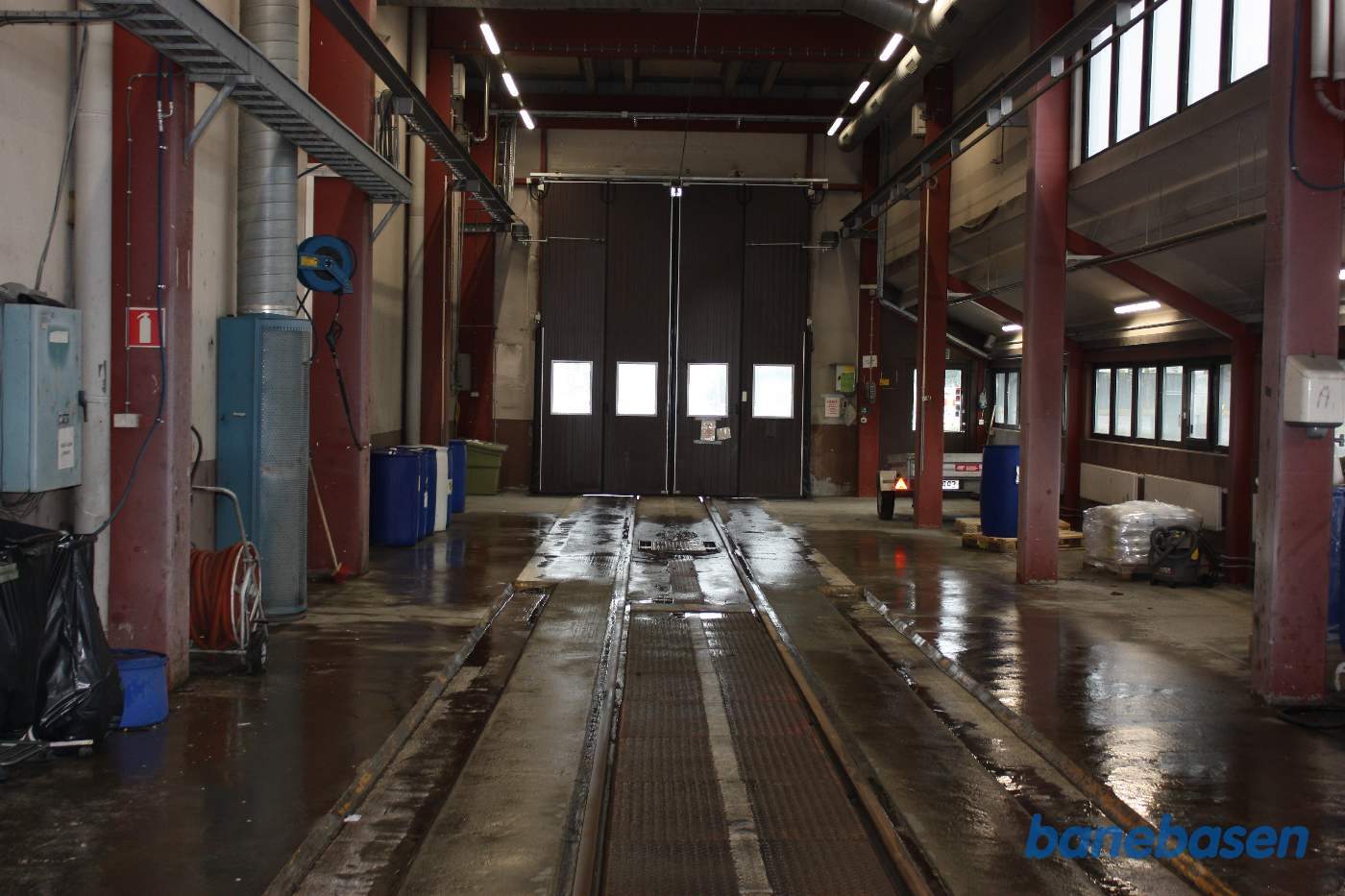 Vaskesporet. Et billede inde i remisen op mod remiseporten