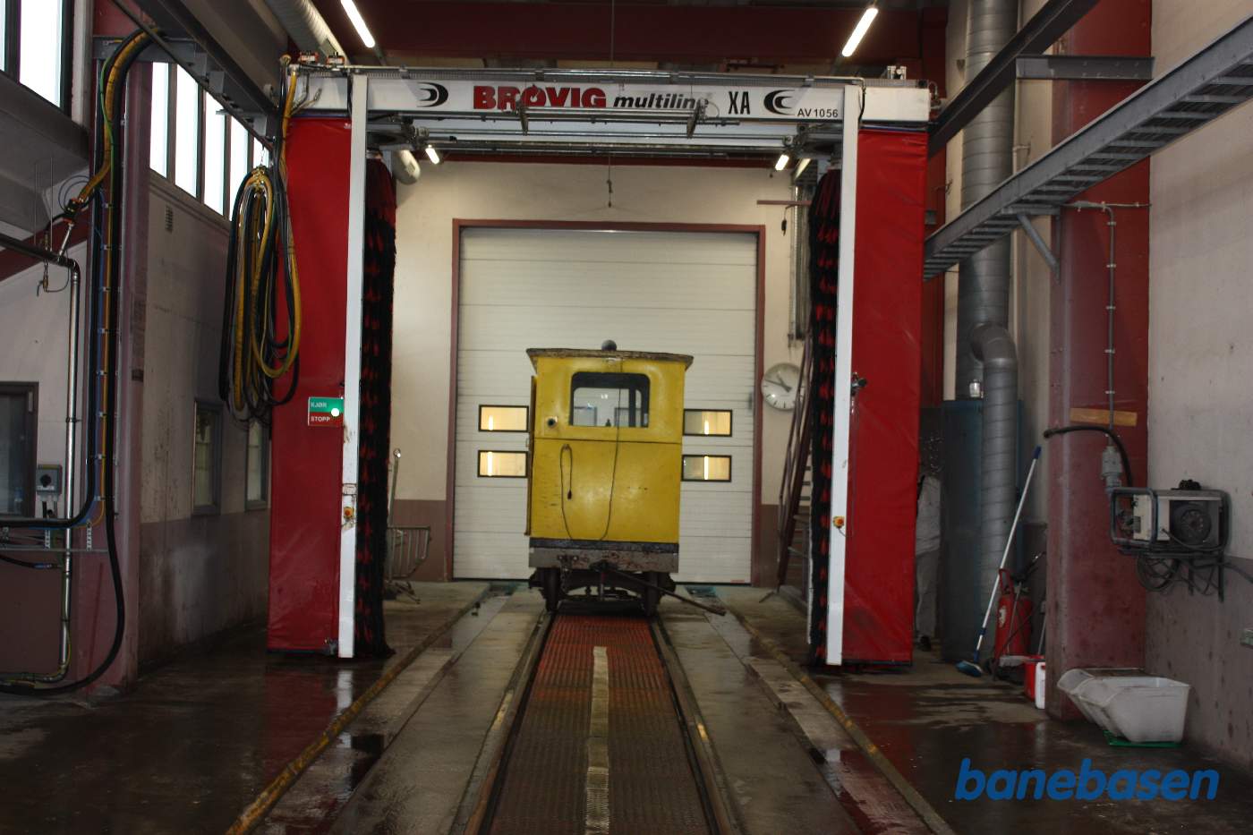 Vaskesporet. Et billede med vaskemaskinen og det lille lokomotiv til at trække sporvognen gennem vaskemaskinen