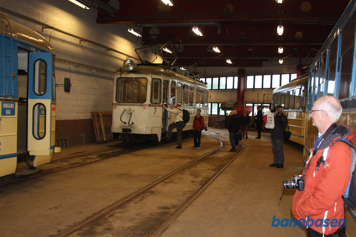 Et vue ud over sporene i remisen