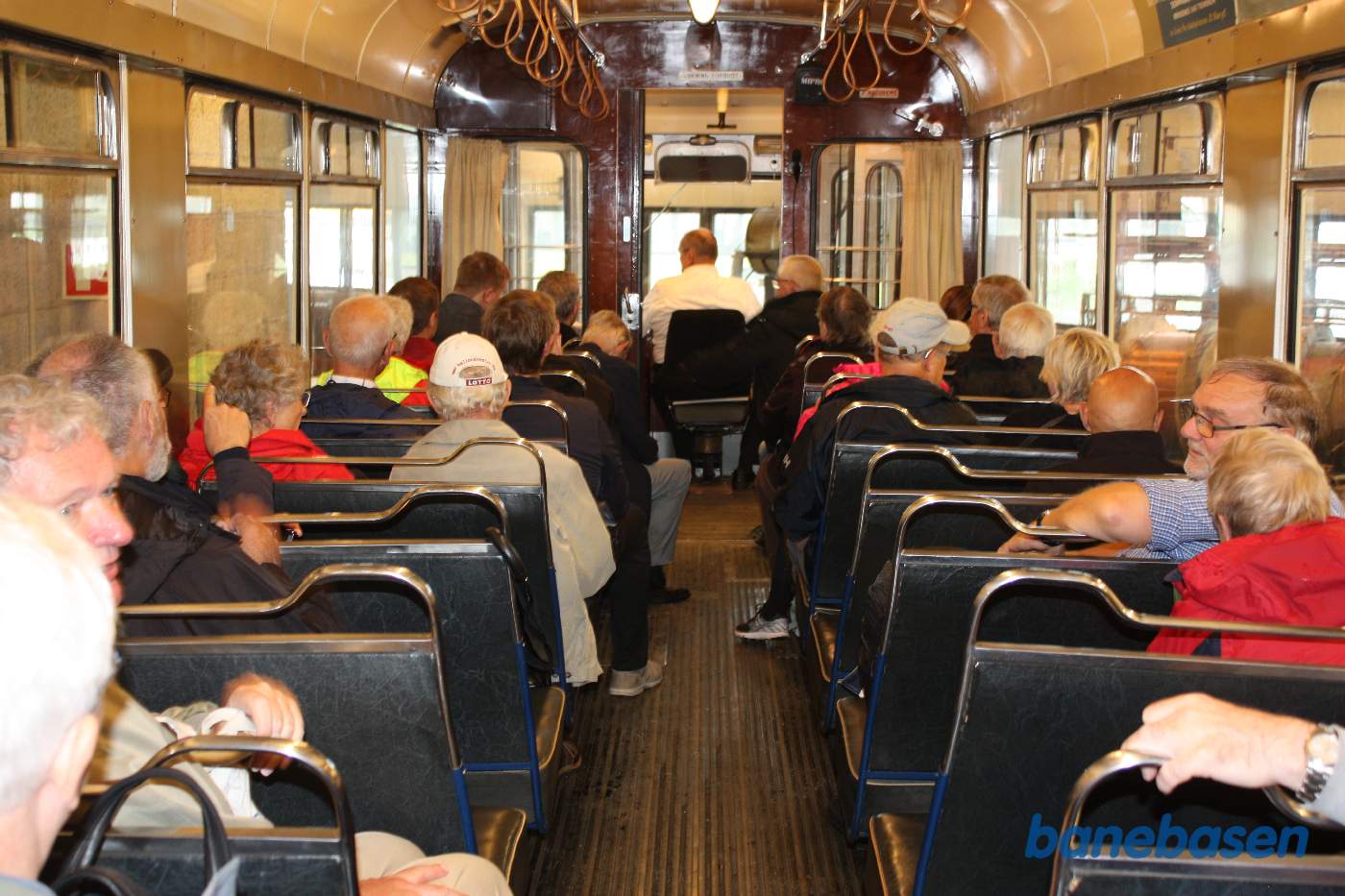 Selskabet er bænket i sporvognen, og vi skal nu på tur ud på linjen