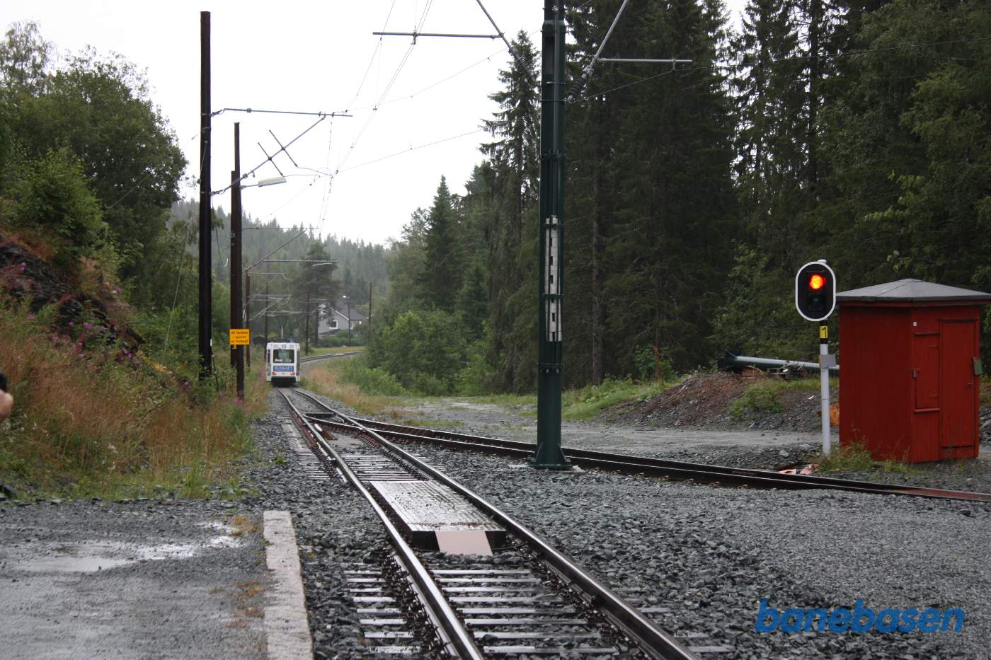 Vi er nået til endestationen oppe i bjerget, en ordinær sporvogn er netop kørt ned mod centrum, sporskiftet til vendesløjfen ses midt i billedet