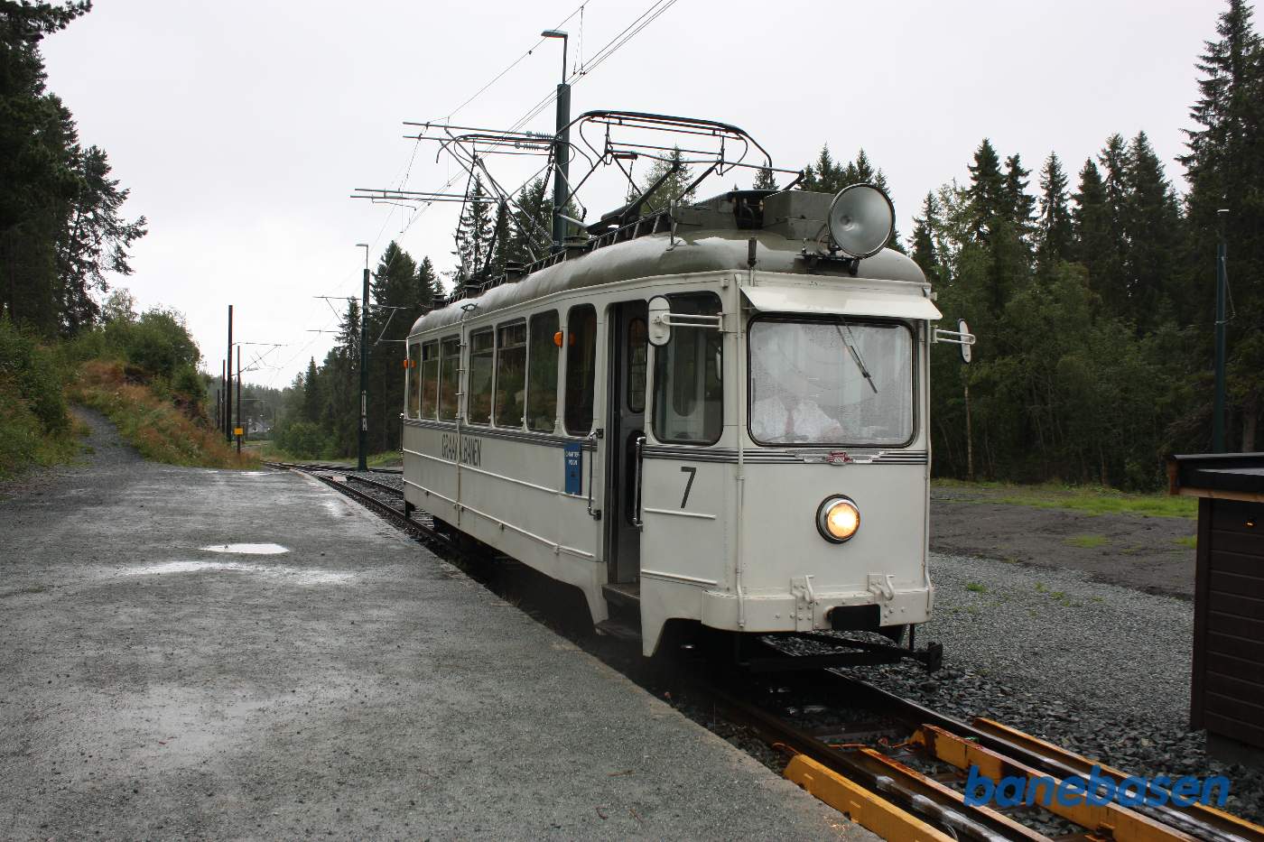 Vores chartersporvogn holder ved stoppestedet oppe i bjerget