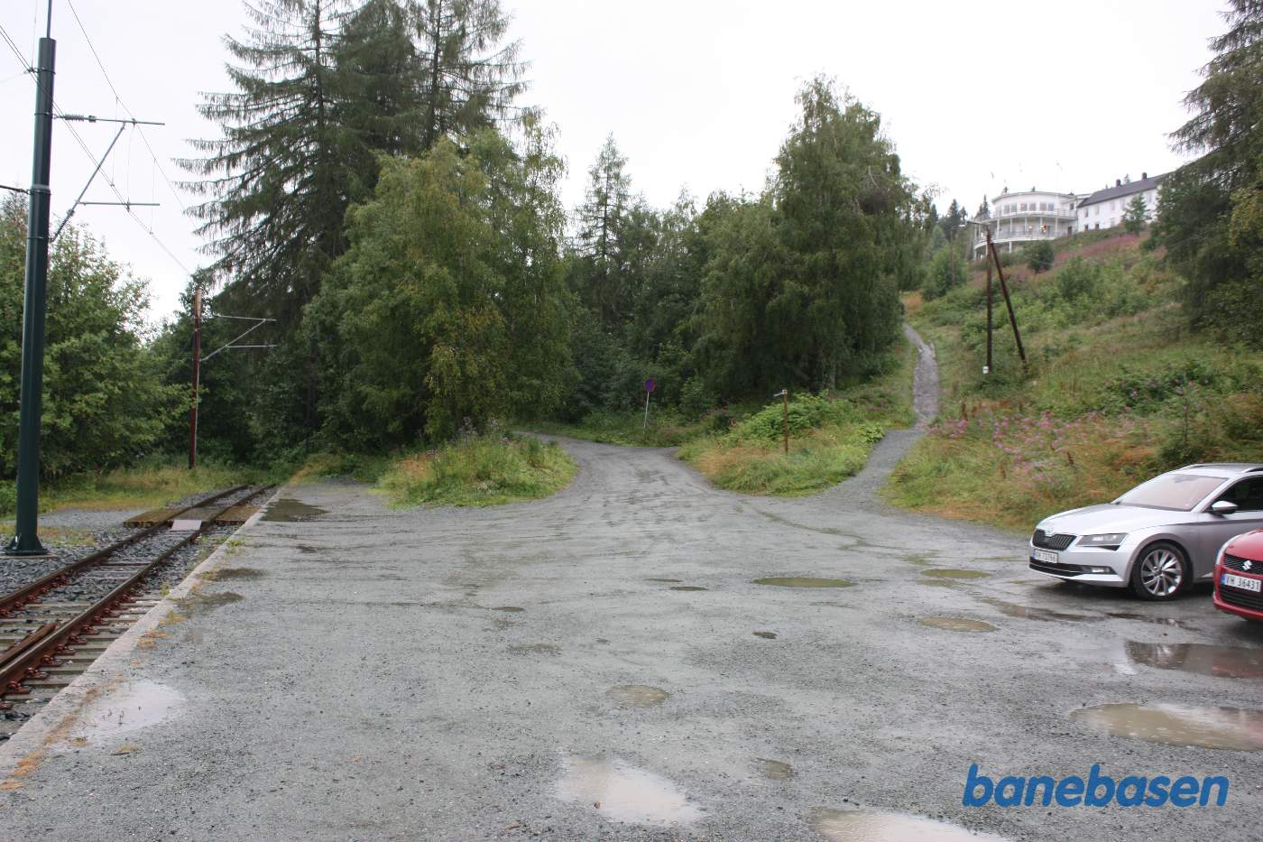 Her ender banen, stien fører op til Lian Gård herberge, der ses oppe til højre