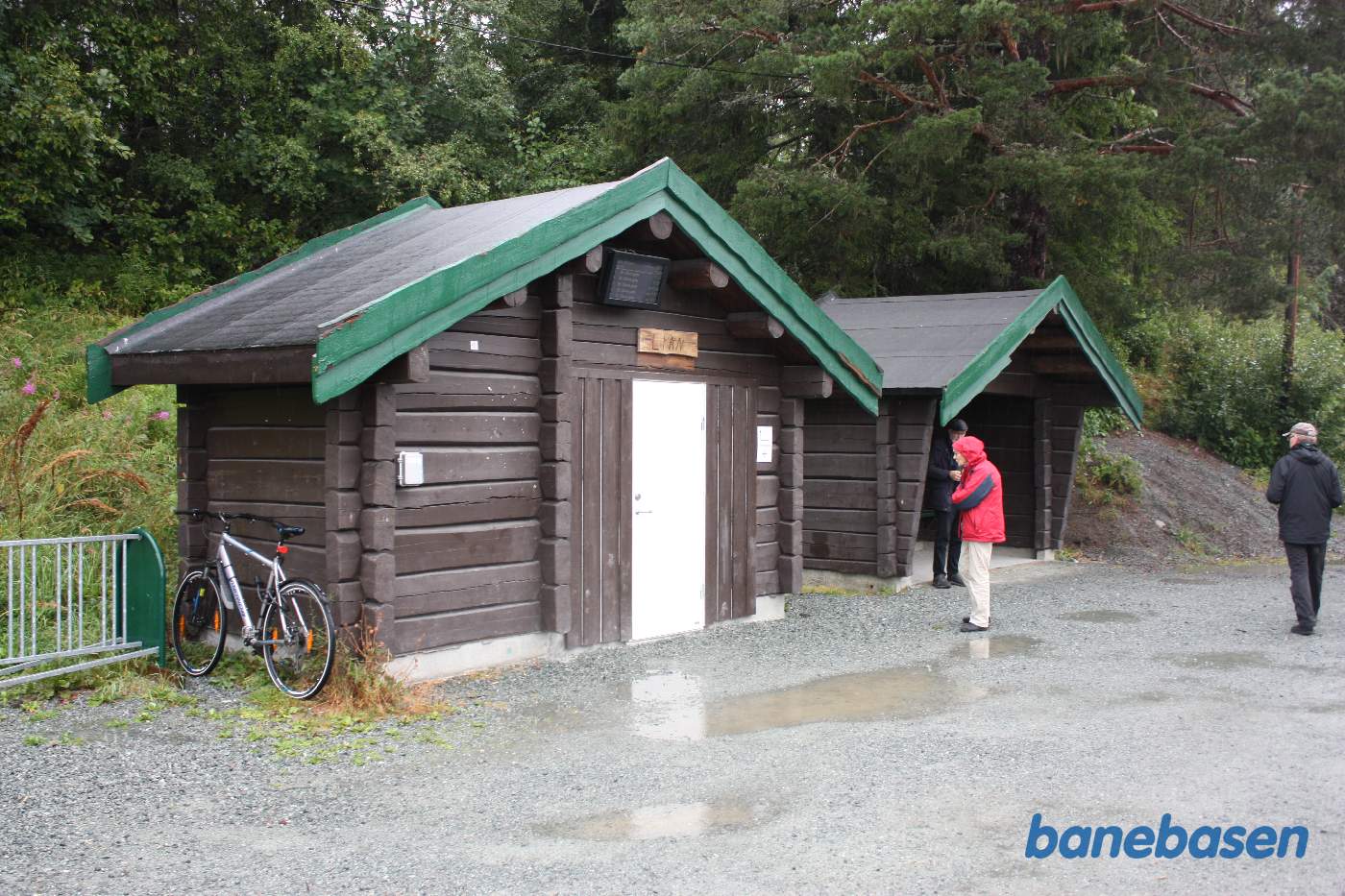 Stoppestedets læskur og baneskur