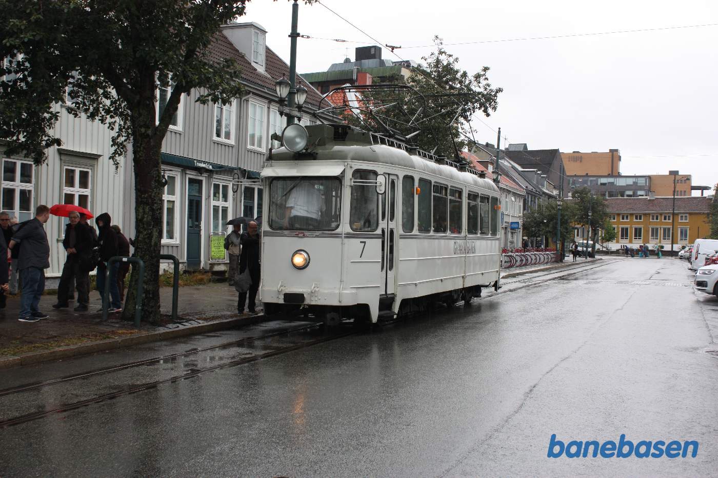 Sporvognen er kørt ned til centrum, hvor gæsterne sættes af