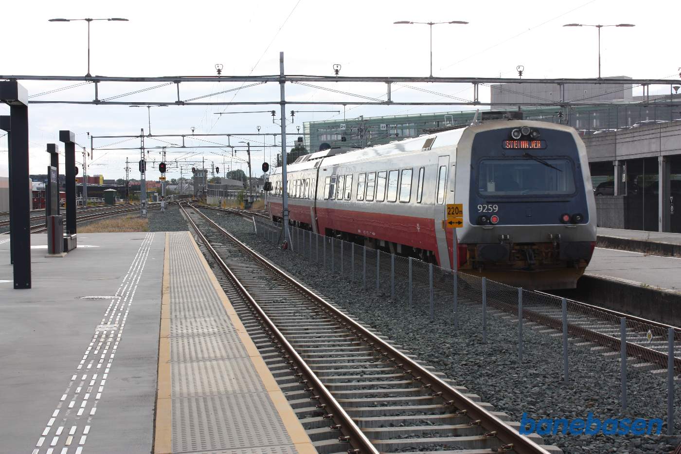 Motortog til Steinkjer i spor 1 på vej nordpå