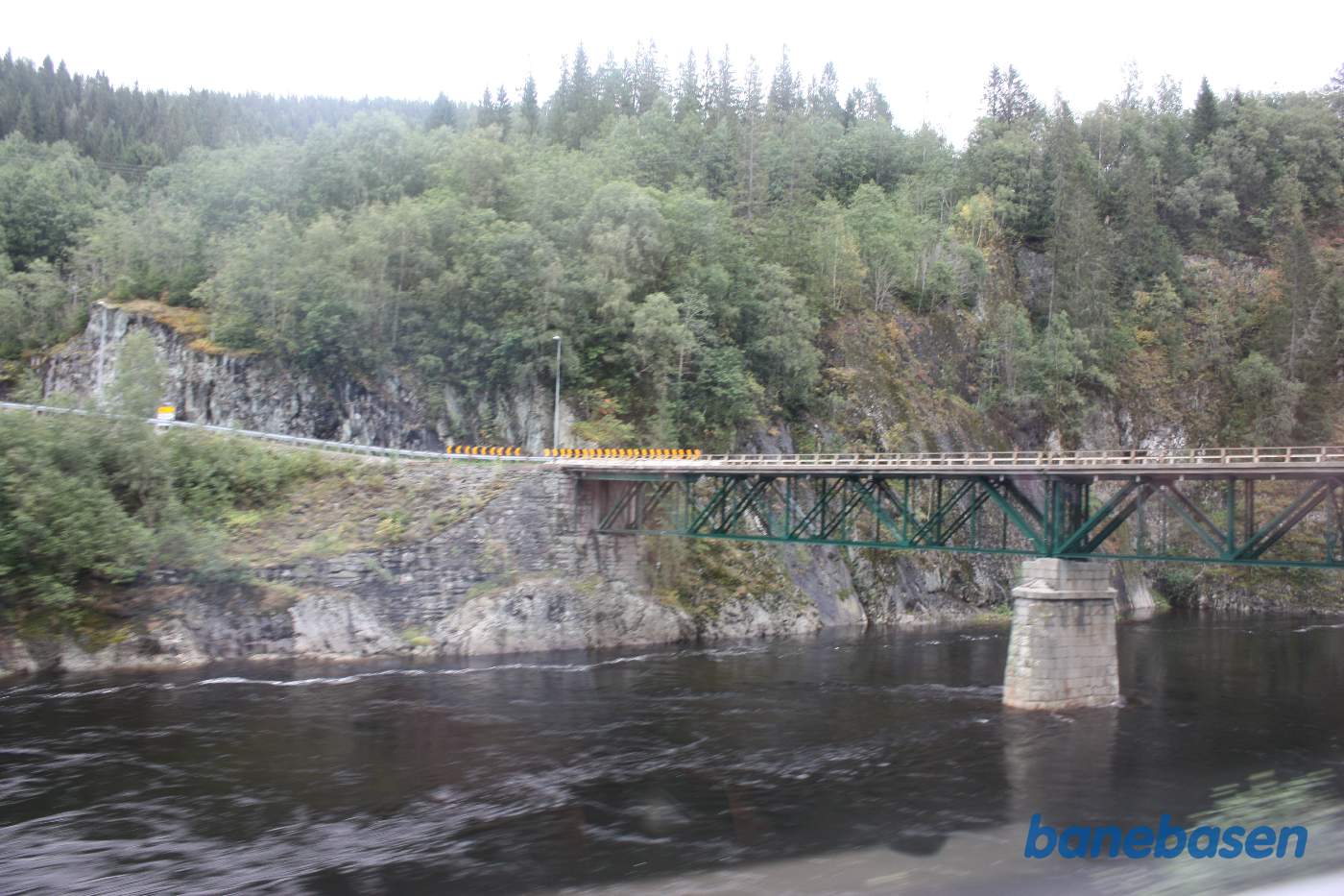 Et sted på strækningen mellem Trondheim og Røros, her bro over elv