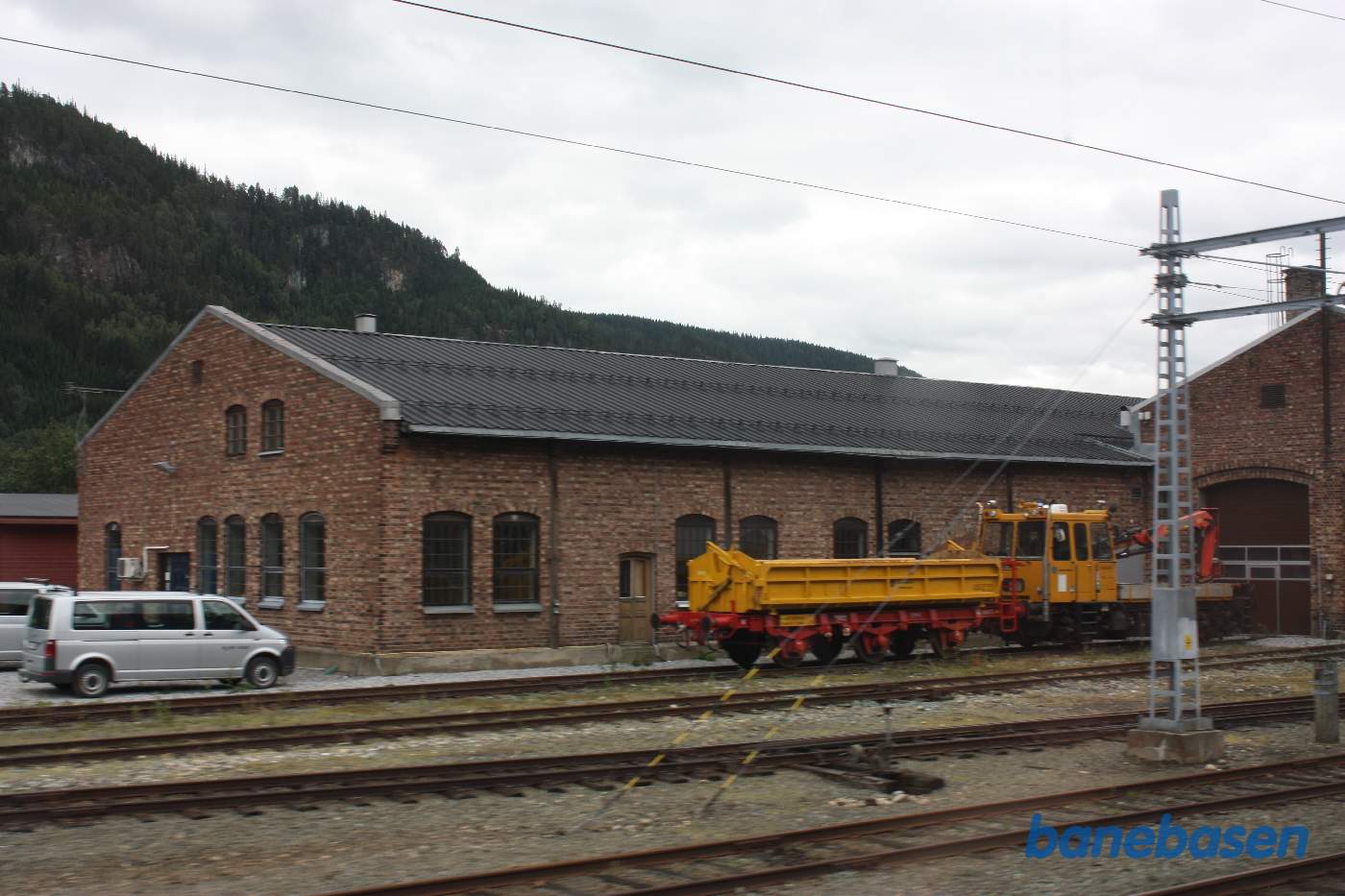 Et sted på strækningen mellem Trondheim og Røros, her arbejdskøretøj ved remise på station