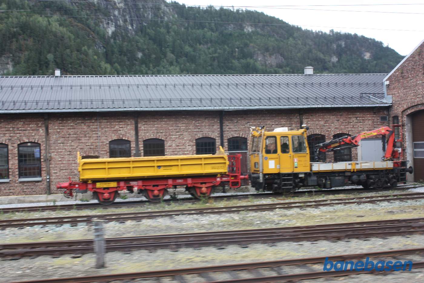 Et sted på strækningen mellem Trondheim og Røros, her arbejdskøretøj ved remise på station