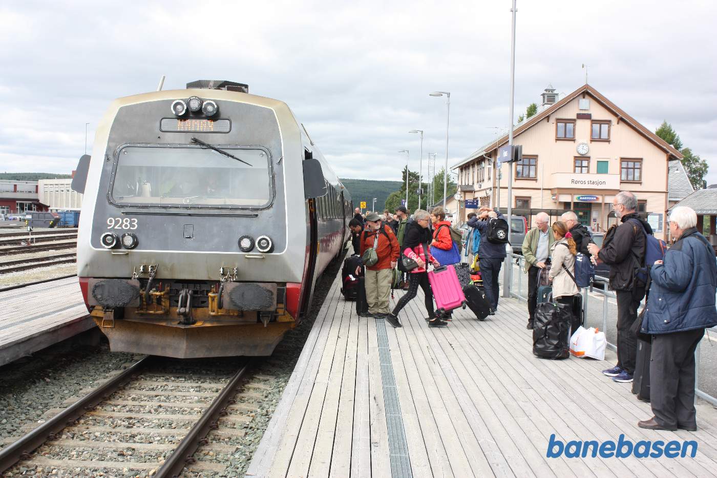 Toget er ankommet til Røros, hvor gæsterne stiger ud